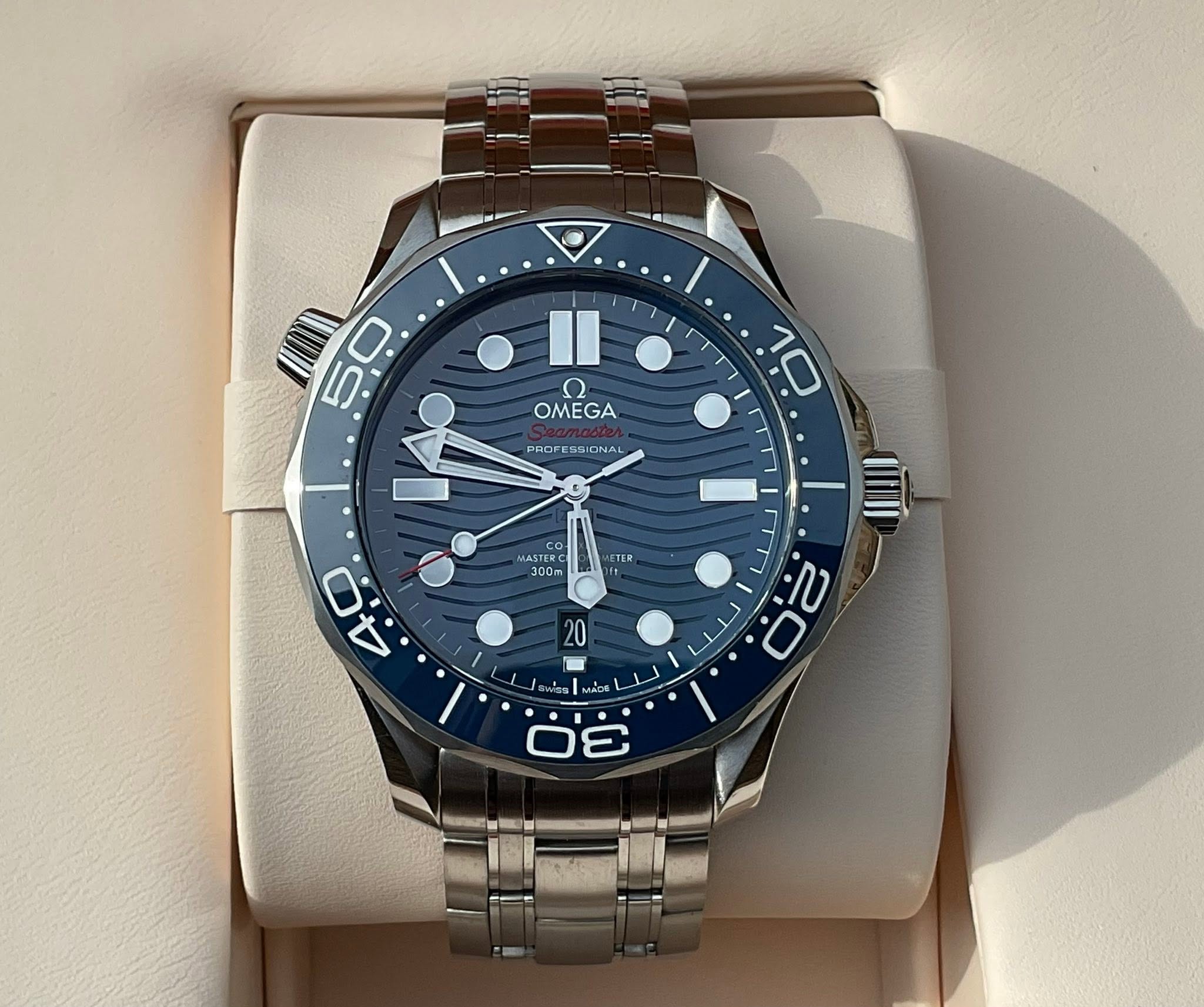 May be an image of wrist watch and text that says '4 OMEGA 50 PROFESSIONAL SSIONAL PROF 10 CO ASTI ASTER 300m TER ز ج 4 20 2 ن ١'