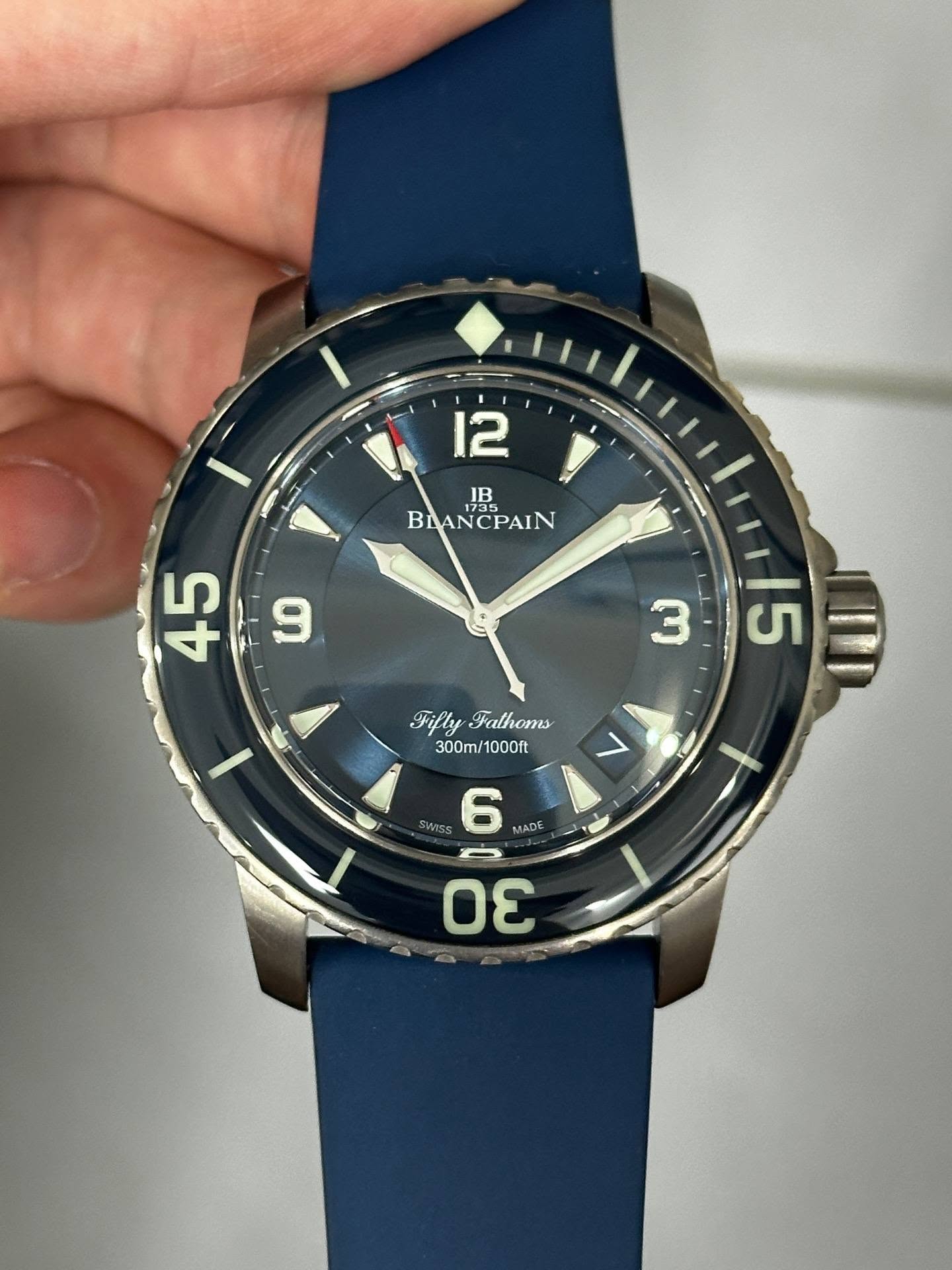 May be an image of wrist watch and text that says '12 IB BLANCPAIN 1735 CPAIN BLAN Bn 45 9 أل 3 115 5 FiflyFathoms Fifly Fathoms 300m/1000ft 300m 1000ft ٧ SWISS 6 MADE οε 2'