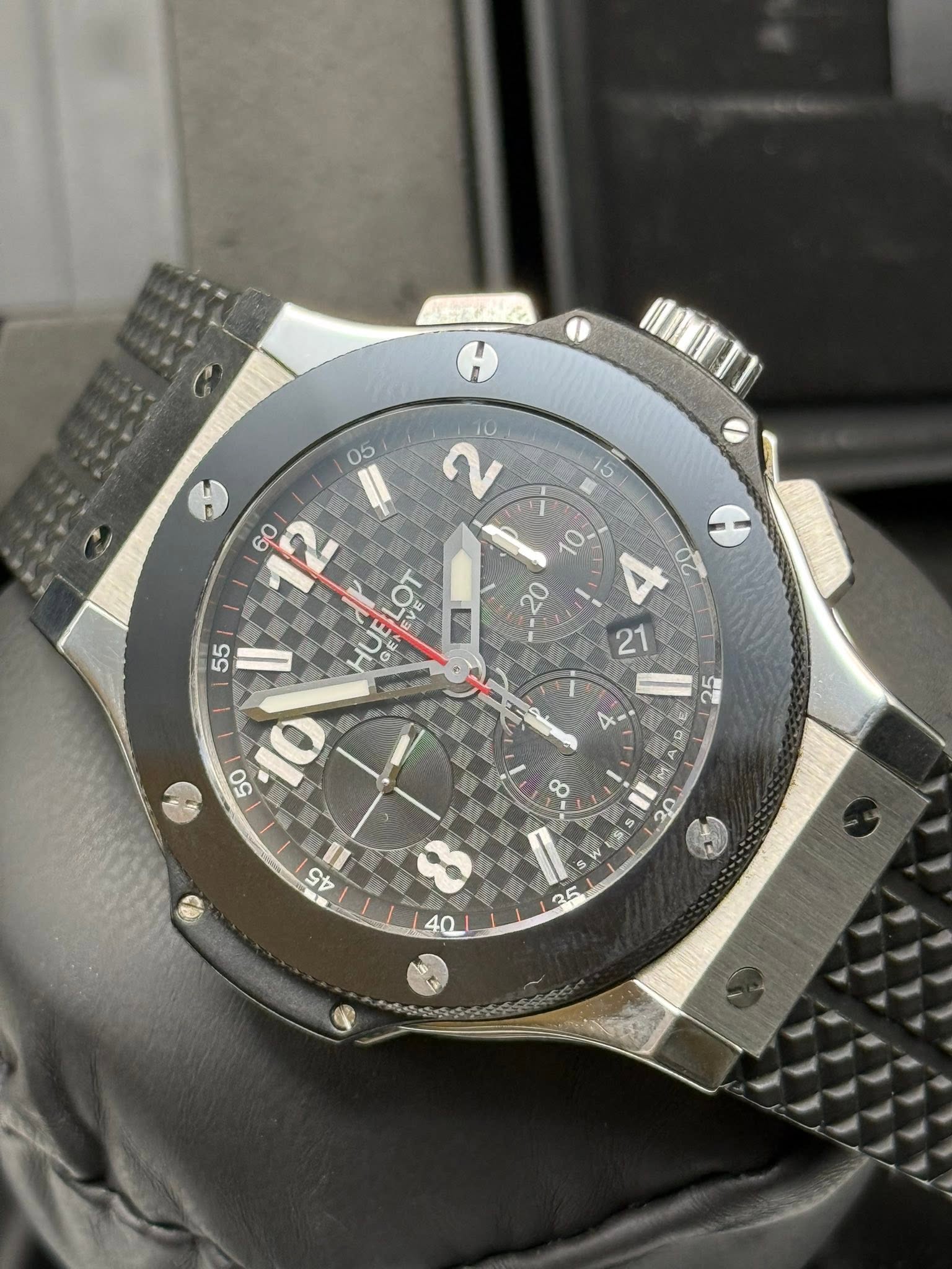 May be an image of wrist watch and text that says 'H H 20 60 2 ELOT VE 55 HUE DEN c M n'