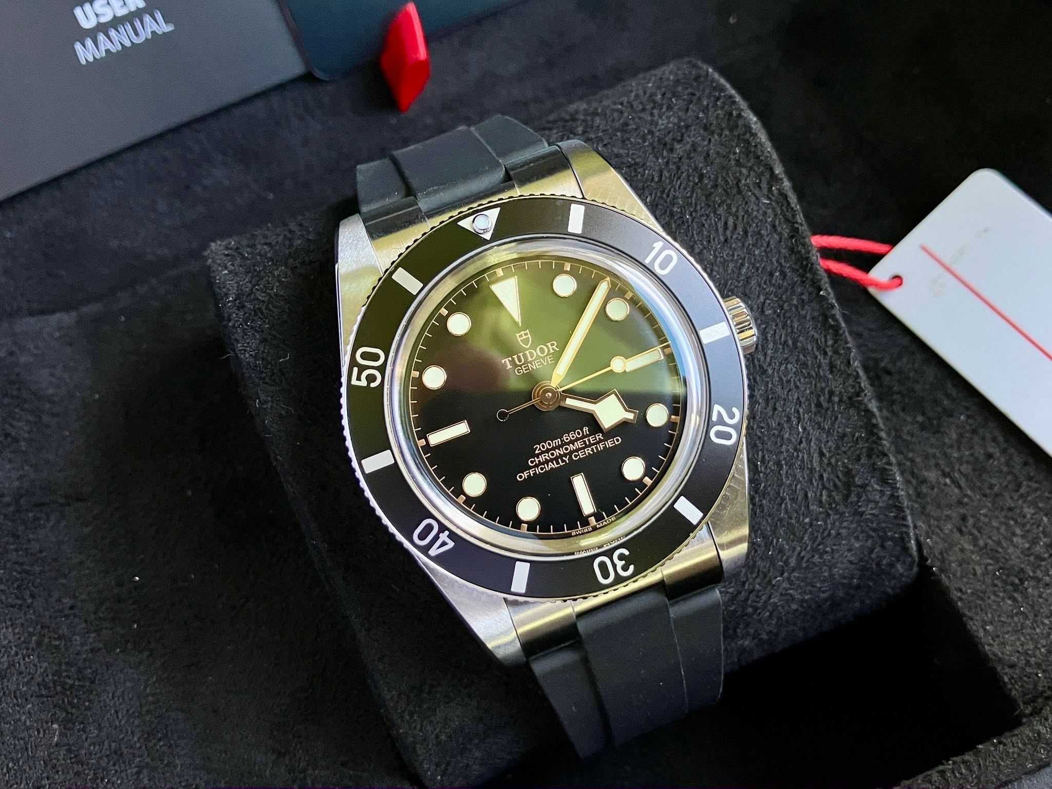 May be an image of wrist watch and text that says 'MANUAL USEN MANUAL 10 T 50 TU TUDI CODOR UDOR 円 GENEVE 6600 200T ICIALLY CEOTECE ሎ ስስጣ CERTIFIED ED 20 40 30'