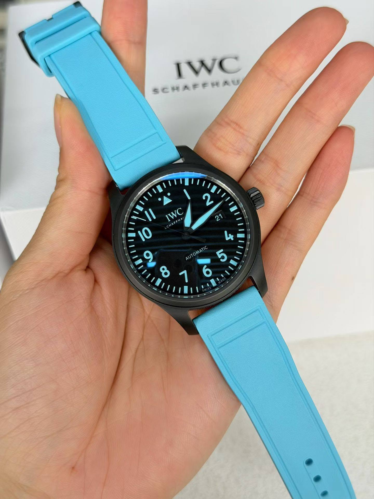 May be an image of digital watch and text that says 'IWC SCHAFFHAU 2 21 I1 IWC PHA: 10 + م UTOMATI 5 8 1 6'