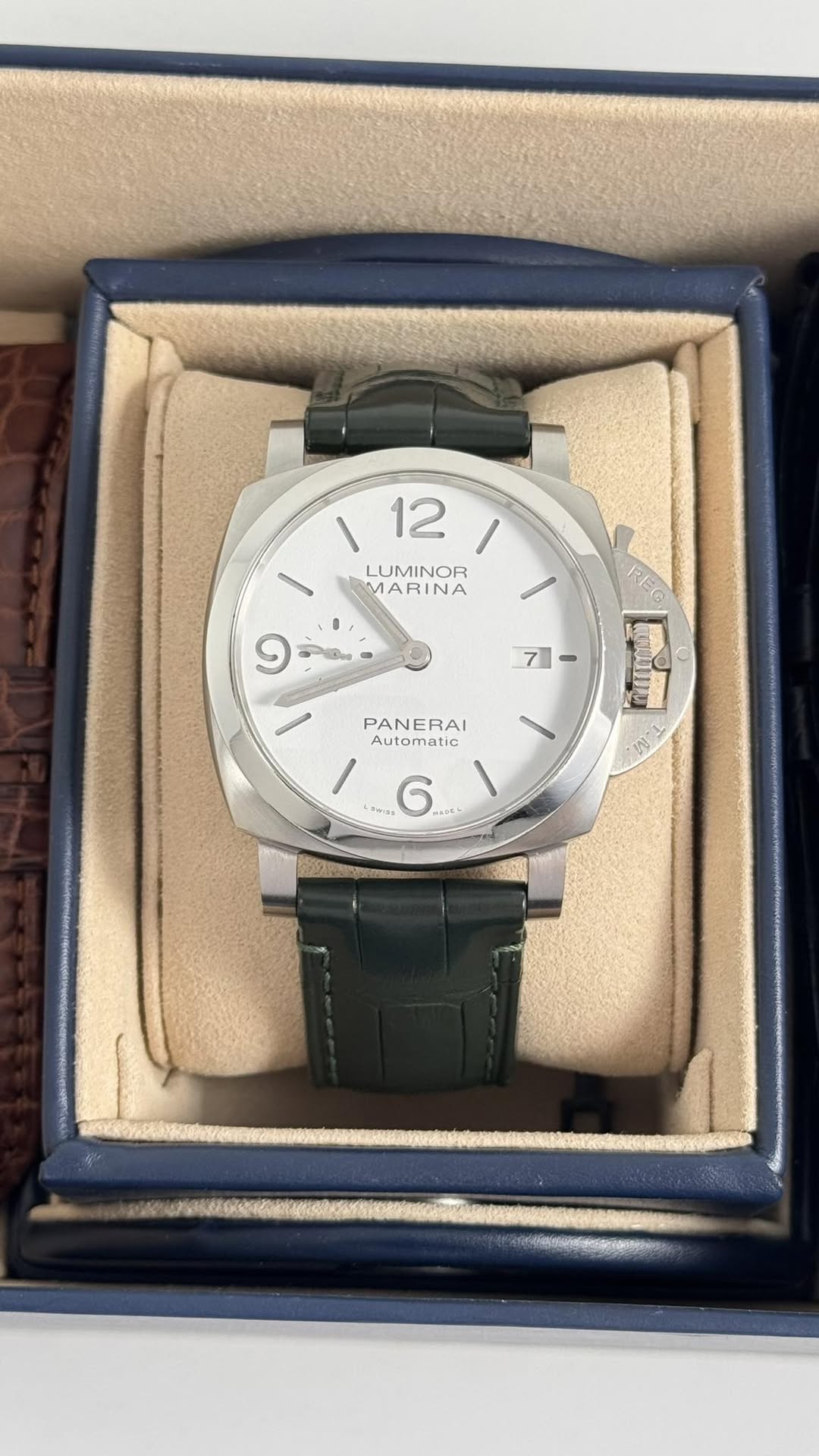 May be an image of wrist watch and text that says '١ 12 LUMINOR MARINA 9 00 في - - PEG 7 - p O PANERAI Automatic / สนรร A 6 Hb'