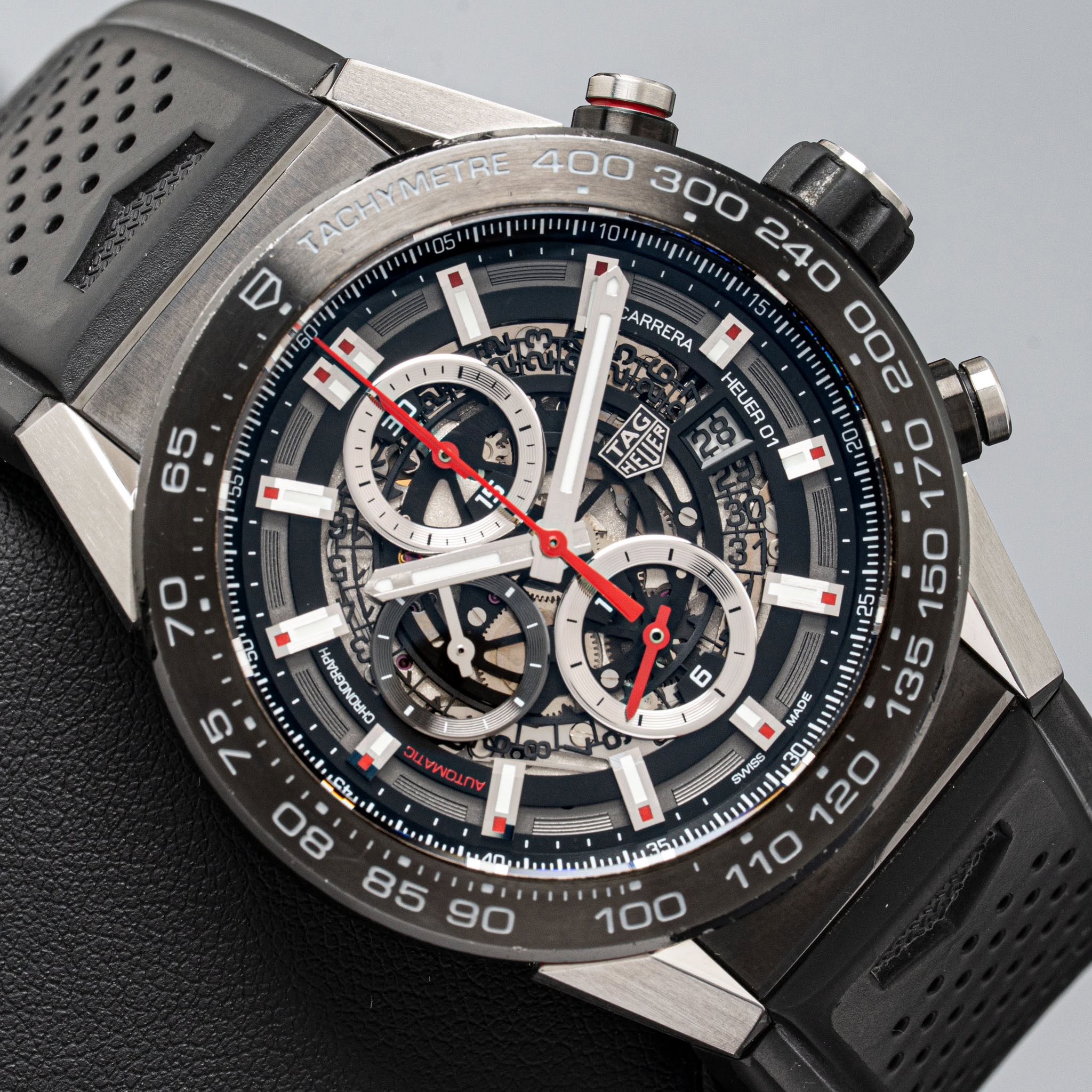 May be an image of wrist watch and text that says '用 یر - 2 - ARRERA HEUERO EUER 01 TACHYMETRE 日 MADE 135 SWISS weape OPCCONONO ம nC 15 < Chs 08 gS 06 A0 ልማ SO 100 0'