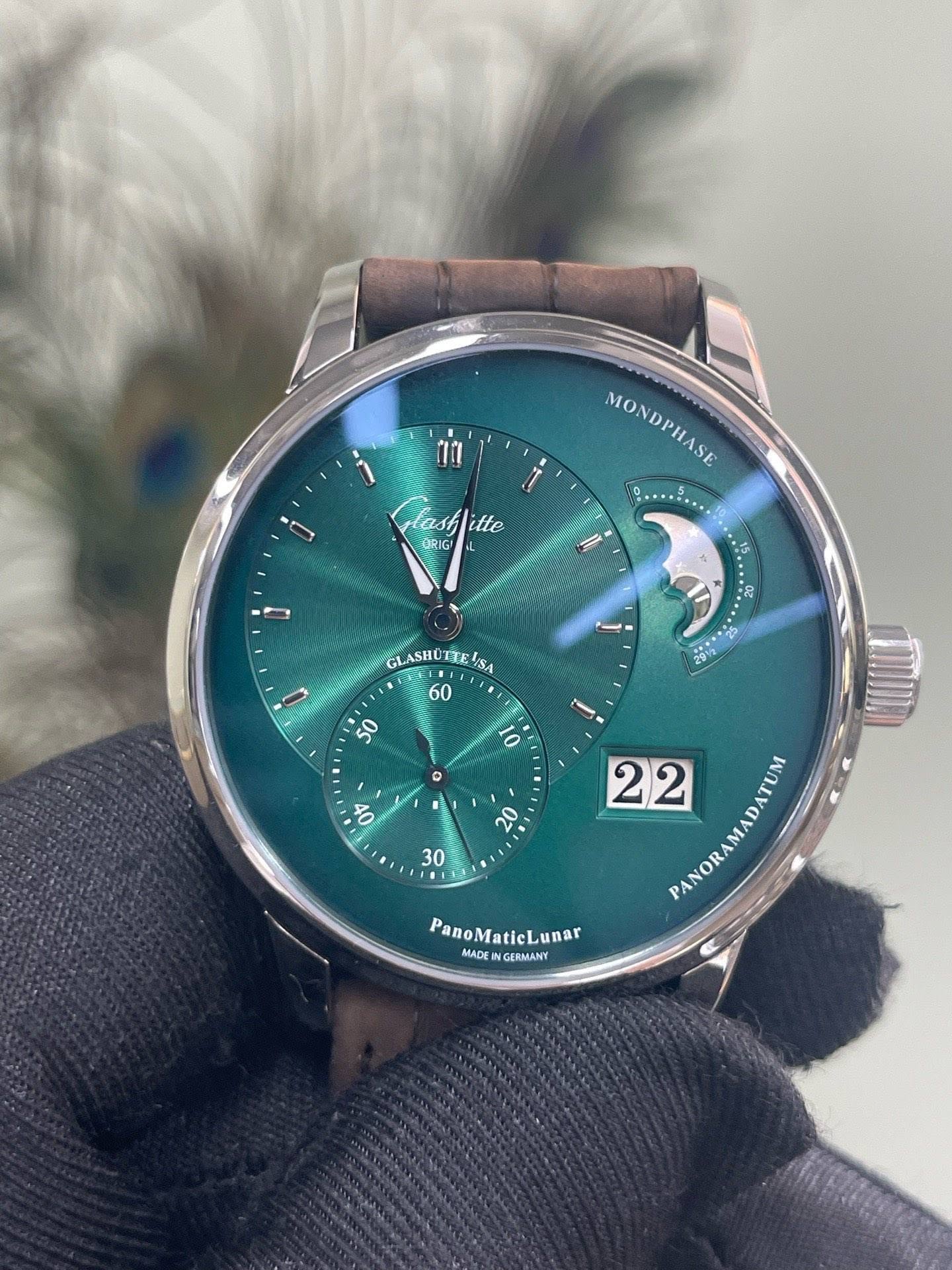 May be an image of wrist watch and text that says 'ร II 0 MONDPHASE MONDPHASE Fast asfitte itte ARIGI L II FLASHUBE!S ASHU HUETE BEE USA GLASHU 60 50 10 o 3 O8 20 30 22…