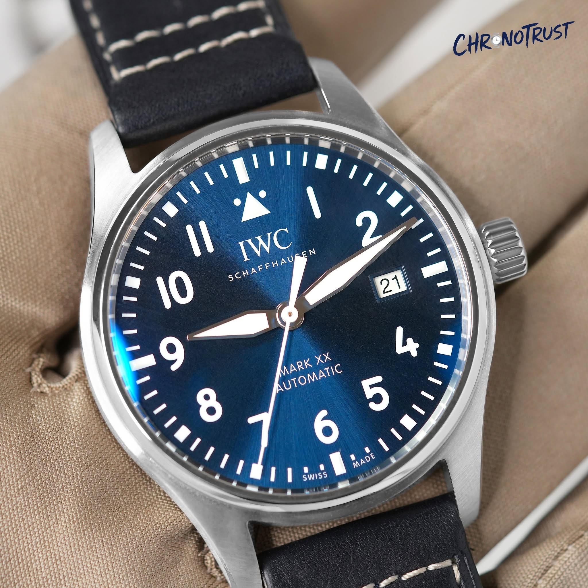 May be an image of wrist watch and text that says 'CHR•NOTRUST 2 3 I1 IWC ه SCHAFFHAUSE SCHAFFHAUGEN A Ar AUTOMATIC MARK XX 5 6 MADE 242 1 SWISS'