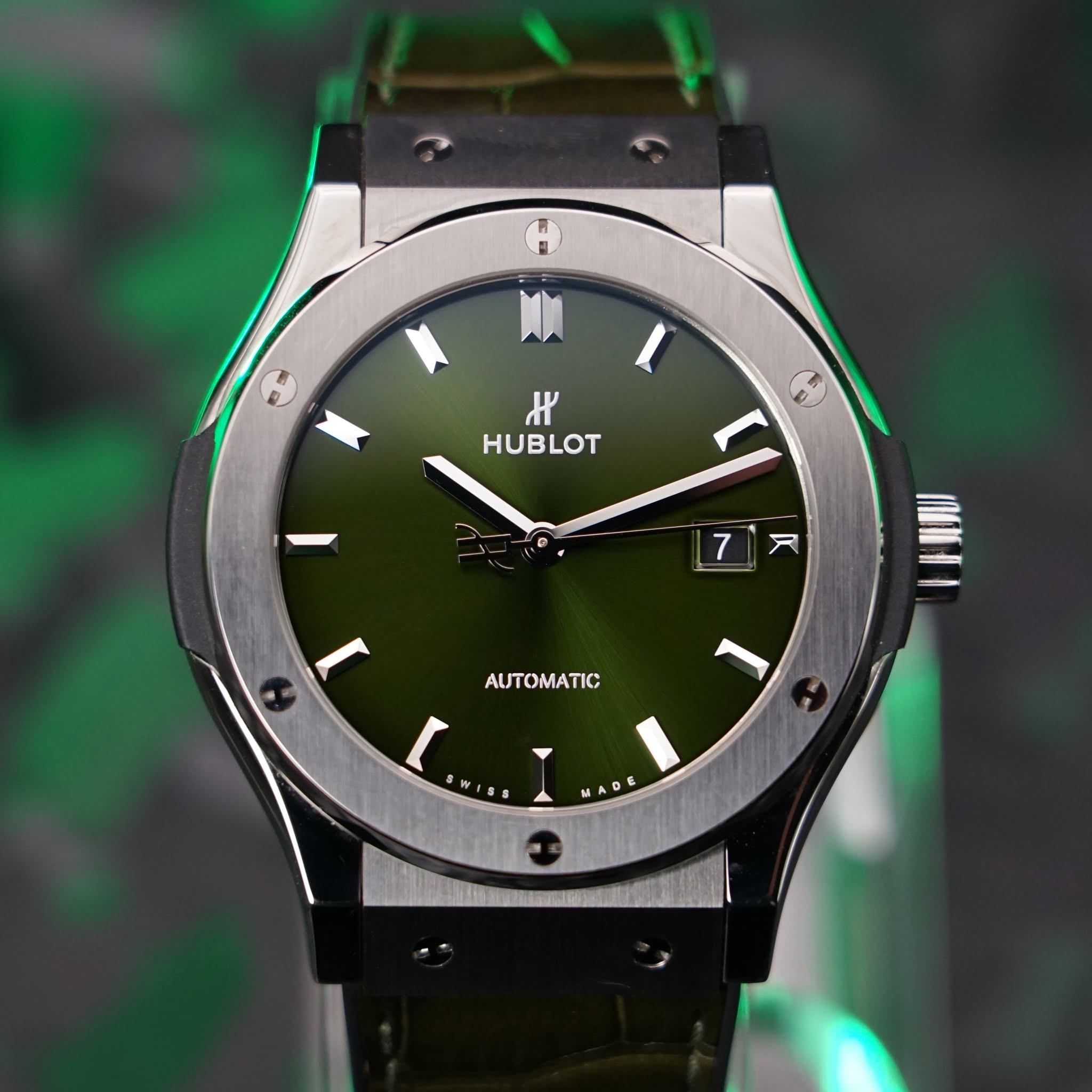 May be an image of wrist watch and text that says 'H ዞ HUBLOT I 7 4 I ALJTO AUJTOMATIC [ w吉 1'