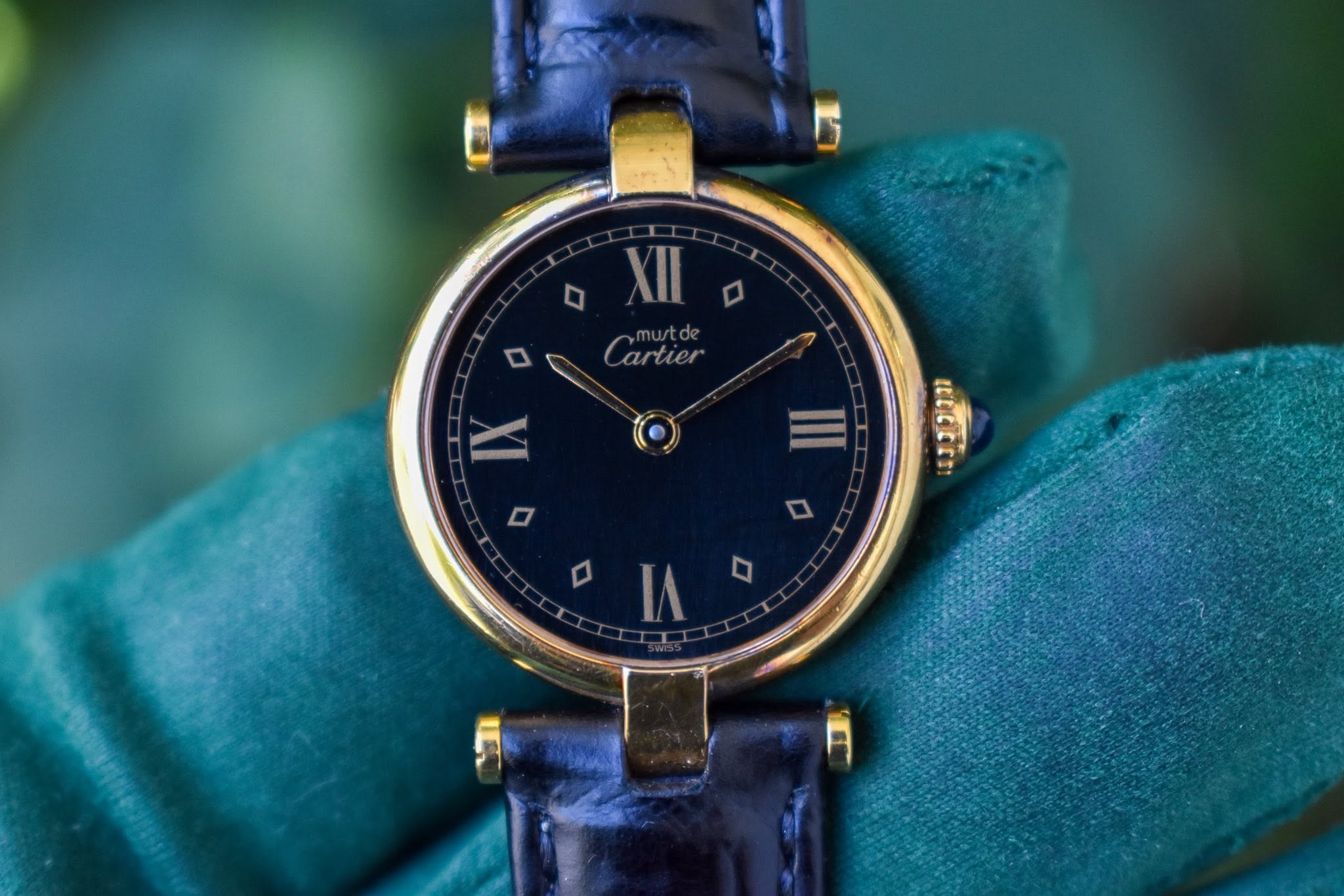 May be an image of wrist watch and text that says 'D D XII Cartier Cartier unter'