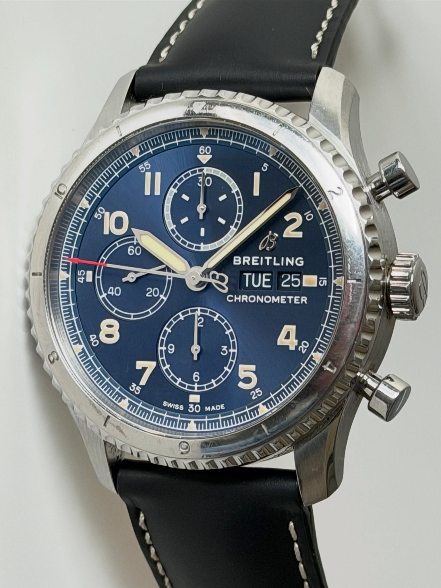 May be an image of wrist watch and text that says '60 5 30 o መ 55 II 50 IO 60 P حه 2 10 3 BREITLING TUE 25 25 ဟ CHRONOMETER 2 P புய WWW r muml mmmmlu ん mmmmlr SWISS 30 mmmmm…