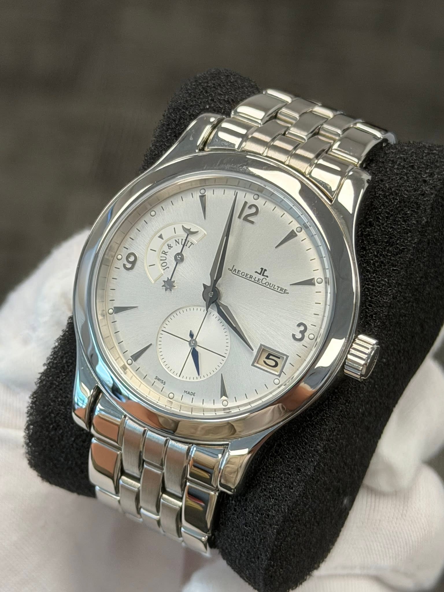 May be an image of wrist watch and text that says '٥ O 12 JOUR & R& & jou O Lo o JAEGER JAEGERLECOULTRE JAEGERLECOULTRE JAEGERLECOUL JL. o TIEP O ក្ 3 5 O حار ど O'