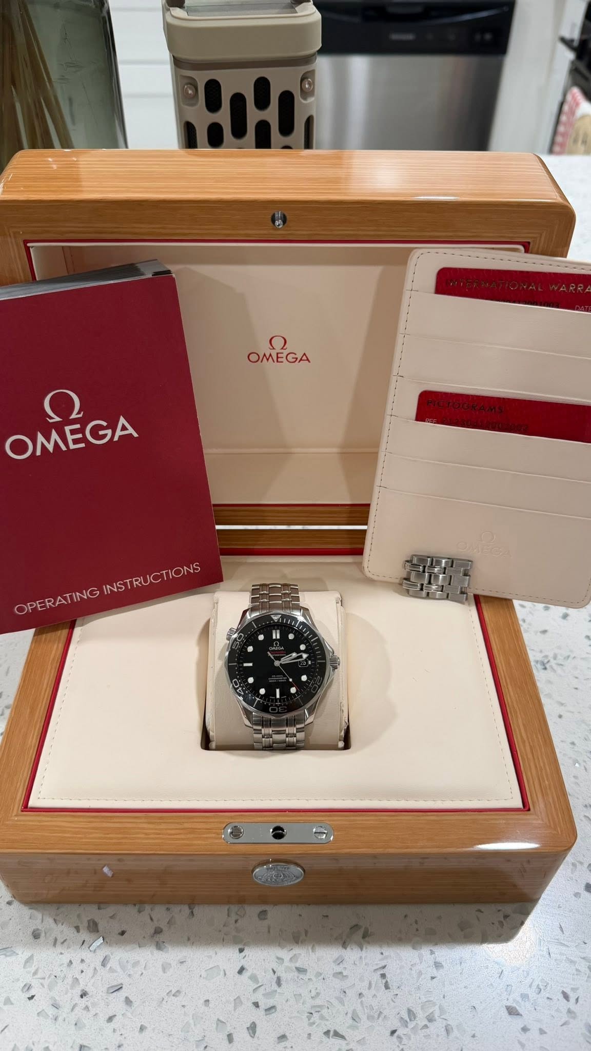 May be an image of wrist watch and text that says 'OMEGA ب OMEGA OPERATINGINSTRUCTIONS OFERATHONSTUGTIONS CTIONS INSTRUCTIONS 一用 - 5'