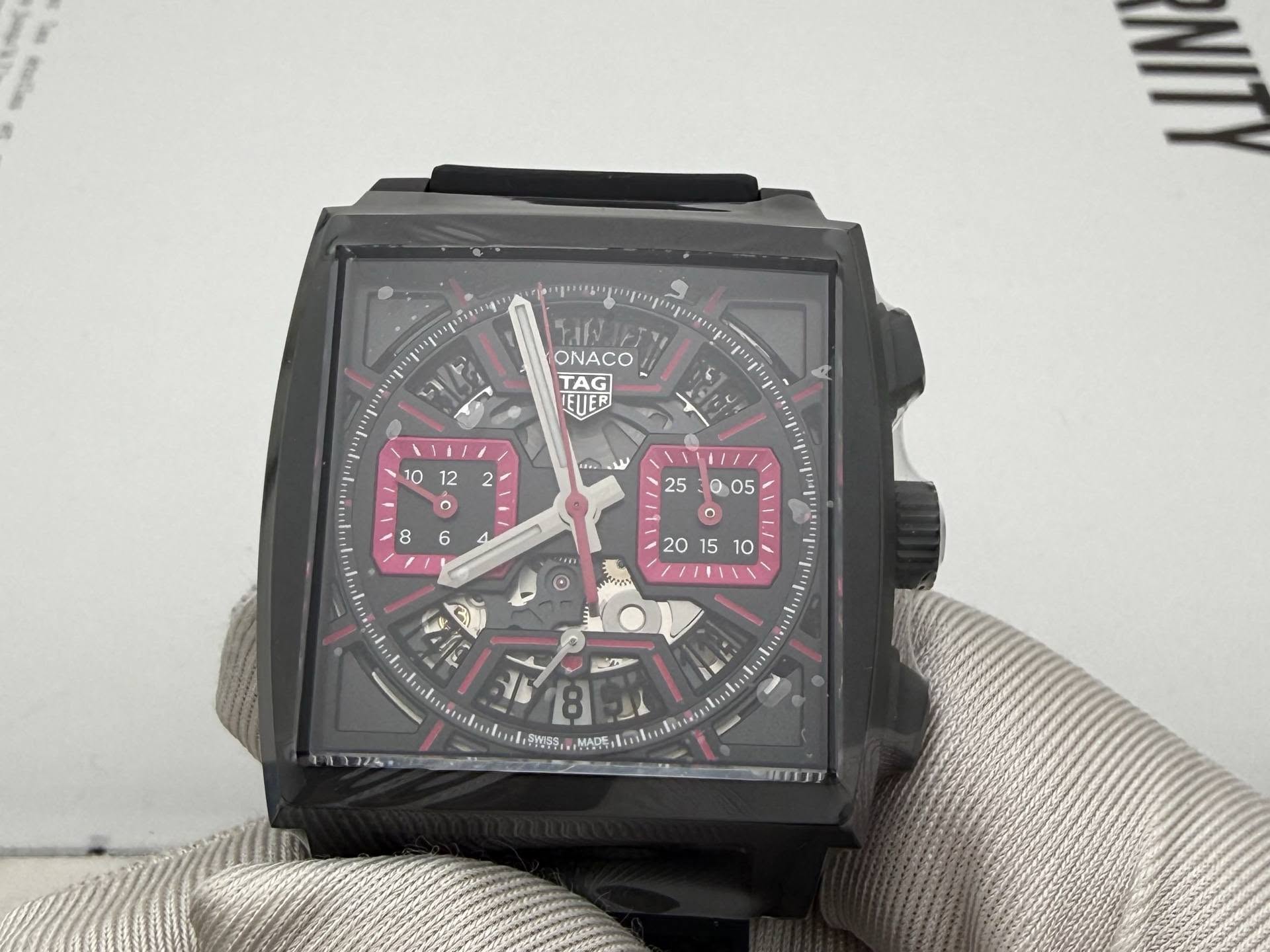 May be an image of digital watch and text that says '1 โงง ONACO TAG EUER 6 10 12 o 2 2 G 8 25 / o 10 አካዩን N 1月Z: D1D 8 SWePS. SoT'