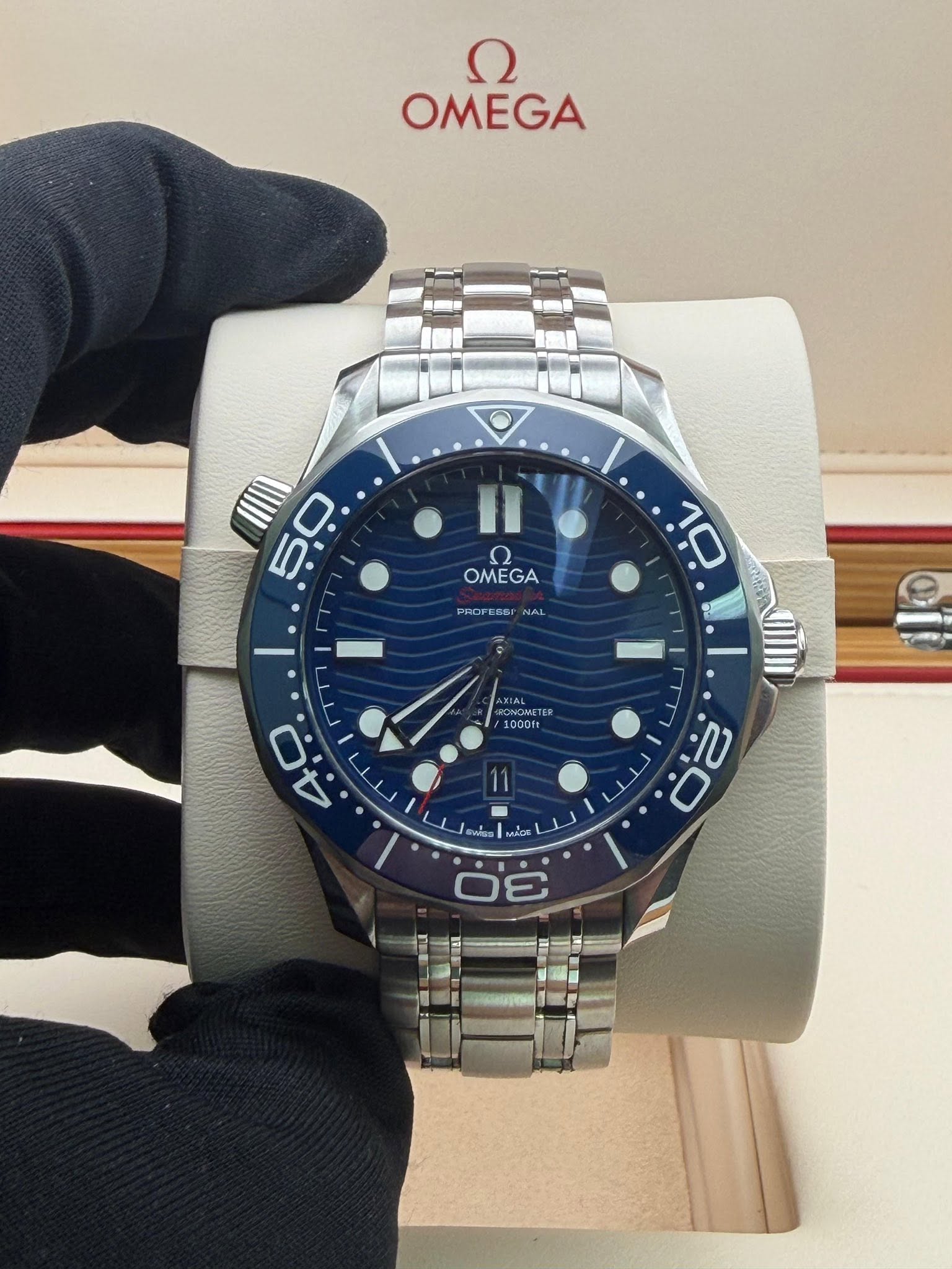 May be an image of wrist watch and text that says '2 OMEGA 5 50 OMEGA PROFESE NAL 10 ONOMET ONOMETER 1000f ቤ DE ออคอย Mace'