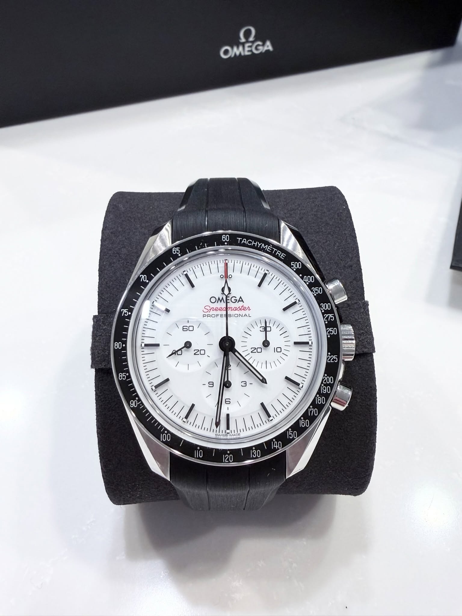May be an image of wrist watch and text that says 'OMEGA ម P TACHYMETRE 500 400 ذ OMEGA ടිയരെ OB PROFE SIONAL 60 80 ع ل AD ة 6 10 i1 ا: 1 أ S 9 225 3 ឌ. E 200'