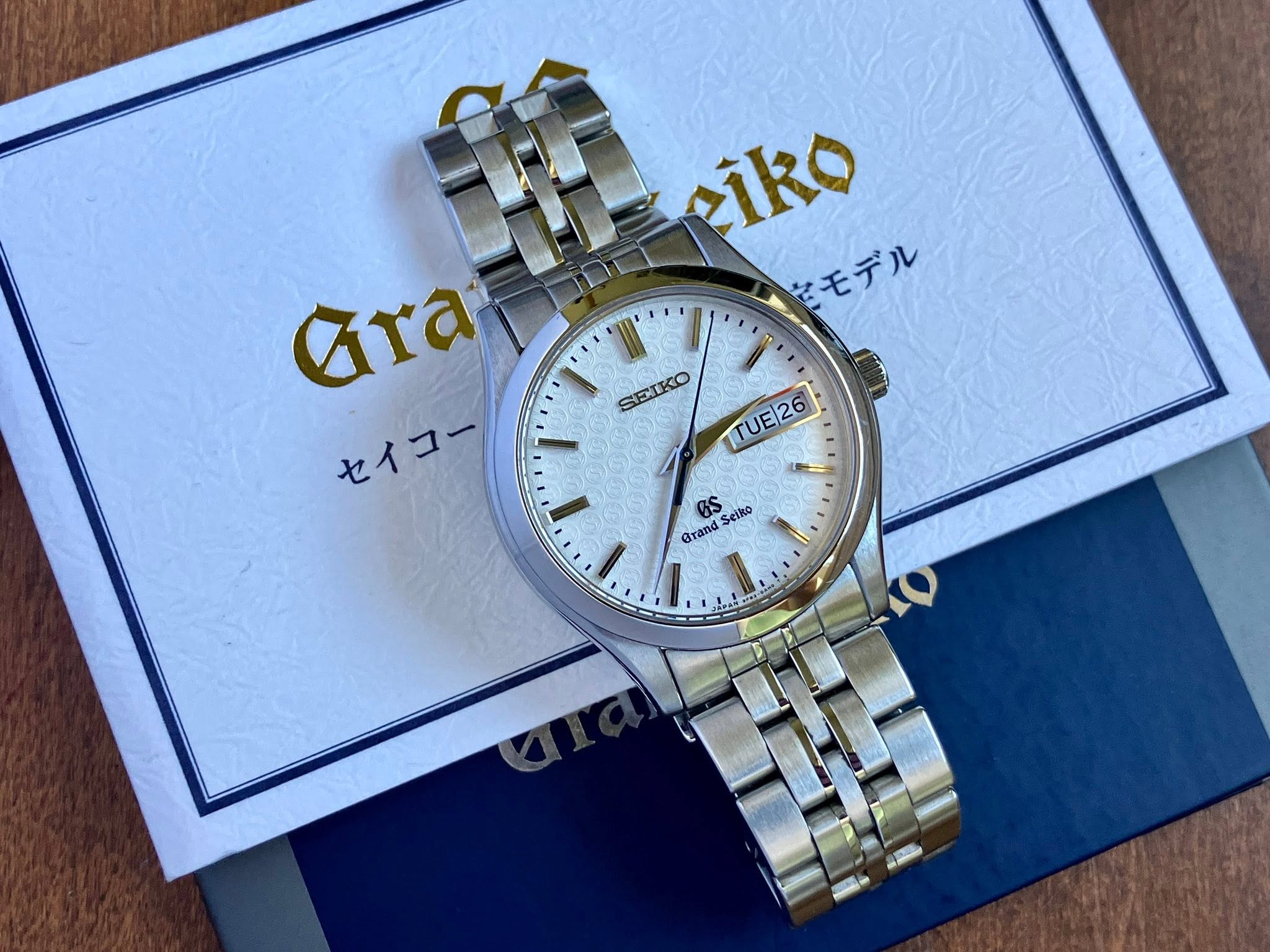 May be an image of wrist watch and text that says 'iko ミモデル ora セイコー SEIKO ITUE/26 TUE26 ١ Seiko Grand'
