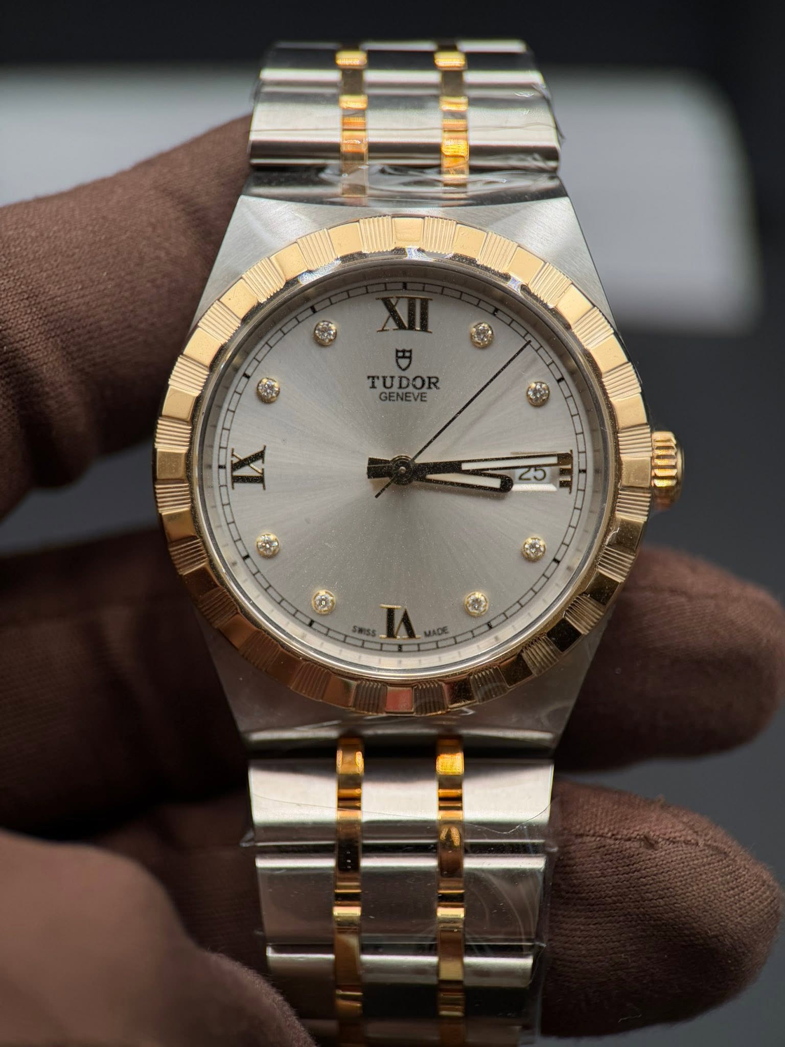 May be an image of wrist watch and text that says '8 TUDOR GENEVE VE 25 8'