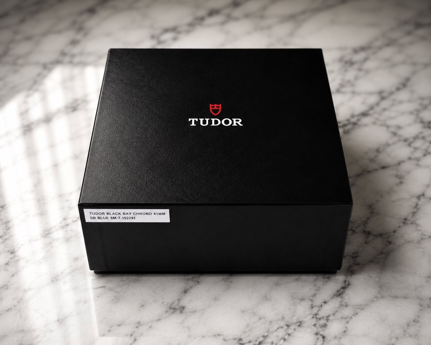 May be an image of fragrance and text that says 'TUDOR TUDOR .4 DOR BLACK BAYC ۸۸ CHRONO 41MM S 90 SLOR BLAE M 上7。 '