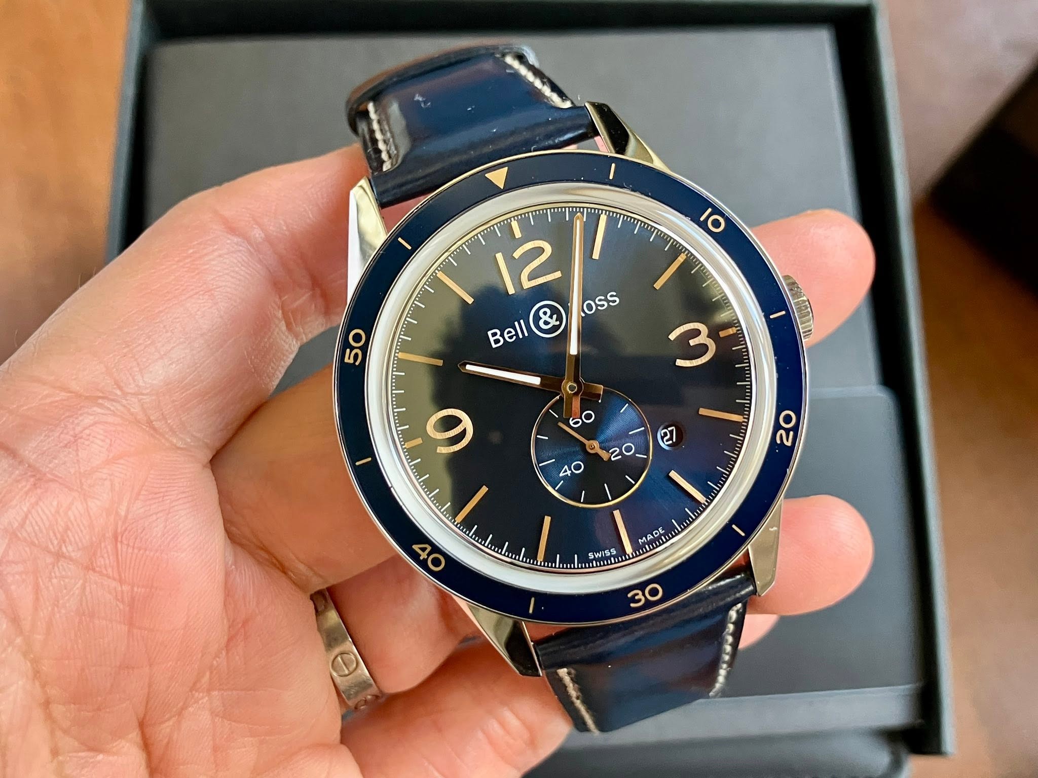 May be an image of wrist watch and text that says '10 ١ 12 oss Bell ll & T 20 ot SWISS MADE LADE う'