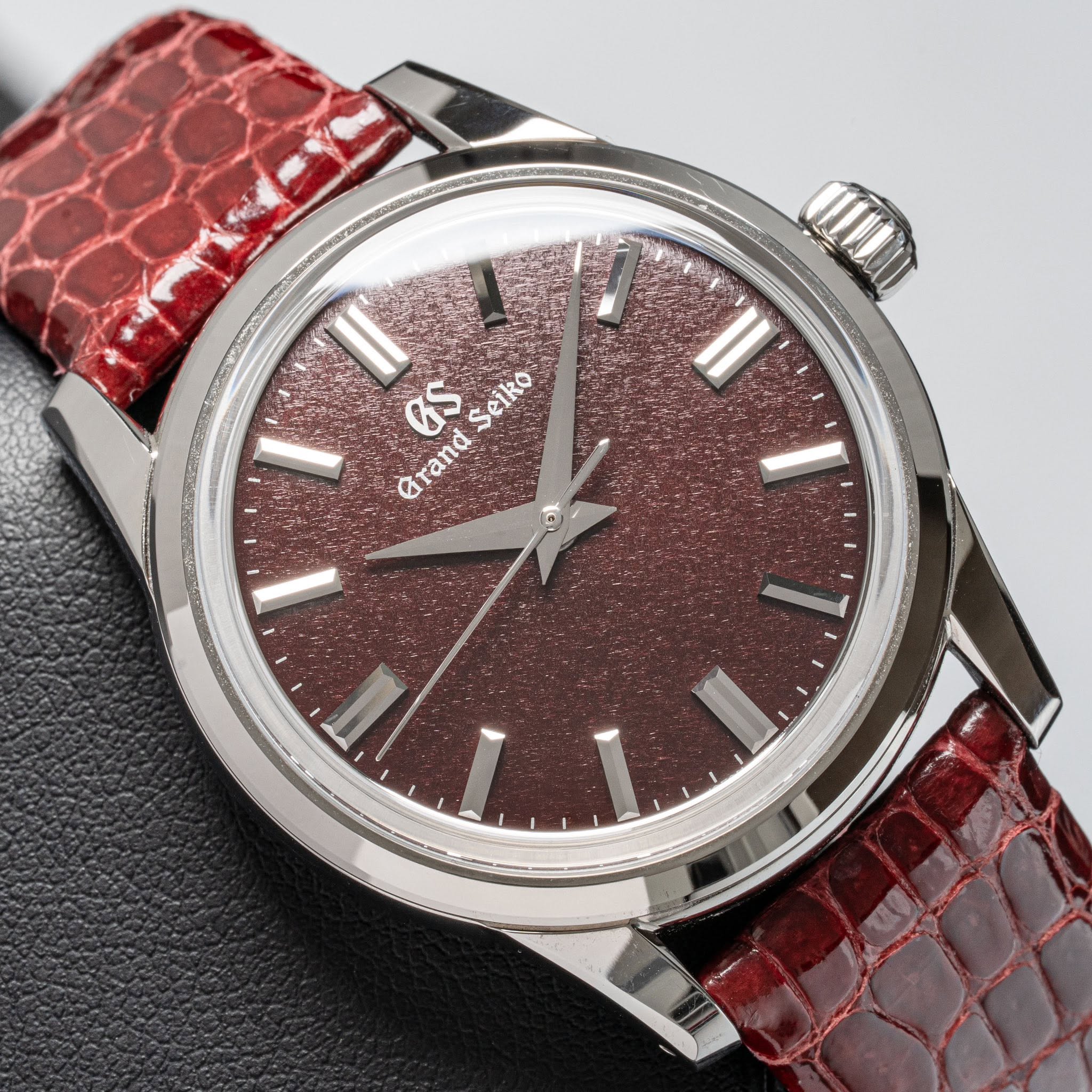 May be an image of wrist watch and text that says 'GS Seiko Grand )0( τOυ N'