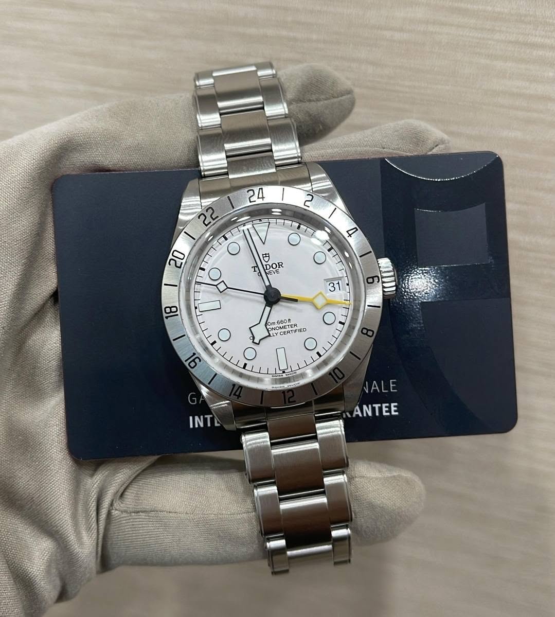 May be an image of wrist watch and text that says '24 2 = 1 م 20 4 T p 9 円 KEVE EVE DOR 22 O O I 18 31 moconre UMESTEFD WLTF ២០០០ក NOMETER 91 8 س INTE NALE ANTEE'
