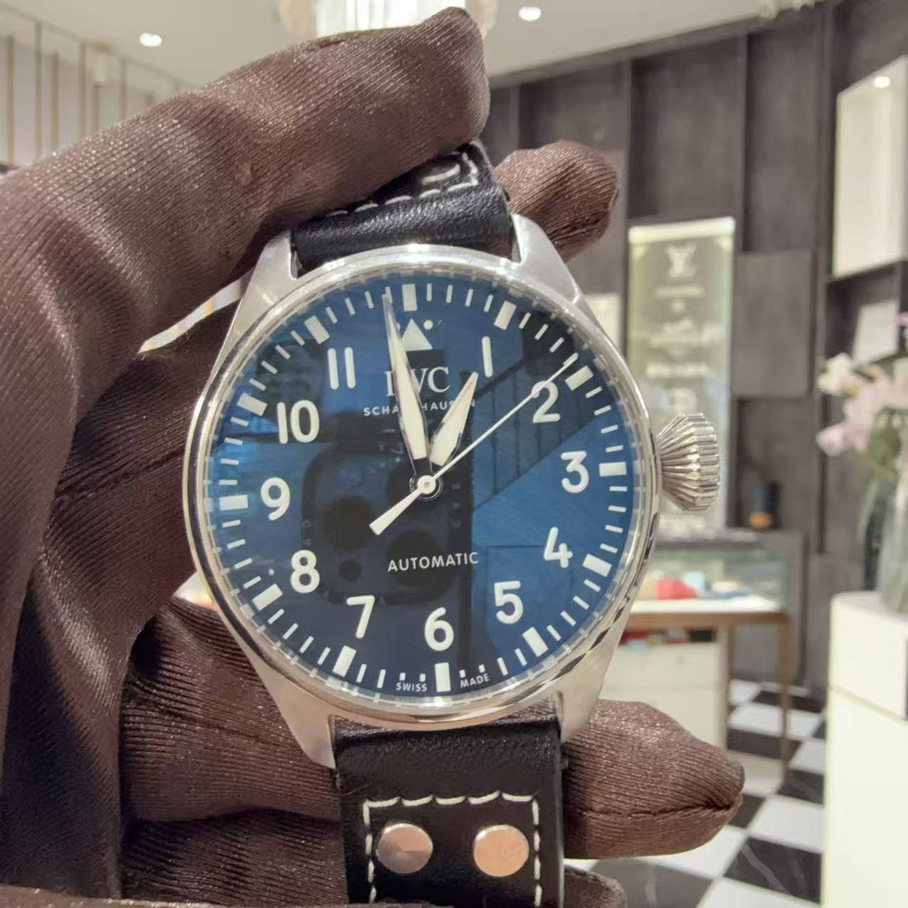 May be an image of wrist watch and text that says '분 I1 IVC IVC I 10 SCHA AUS 9 8 AUTOMATIC MADE SWISS Iss'