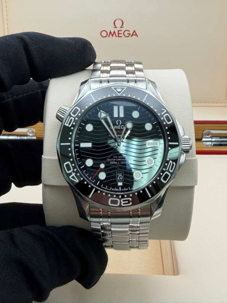 May be an image of wrist watch and text that says 'ع OMEGA II 5 50 10 MEG ب 04 4 25 AON 0) 이금 I E 3'