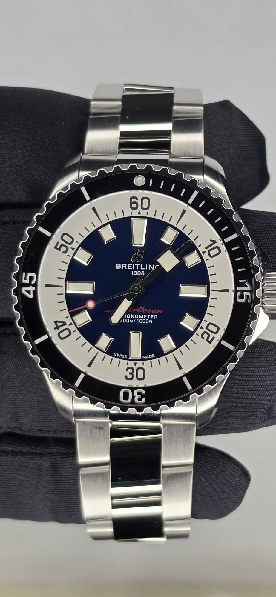 May be an image of wrist watch and text that says '60 I I I 50 2 45 BREI BREITLING 1884 10 IDNOME DNOMETER TER 00M/ DOD o0 L 15 二 20 ราอิอ 3Wn85 3 อโาธร MADT MACC AO Οε οε 3'