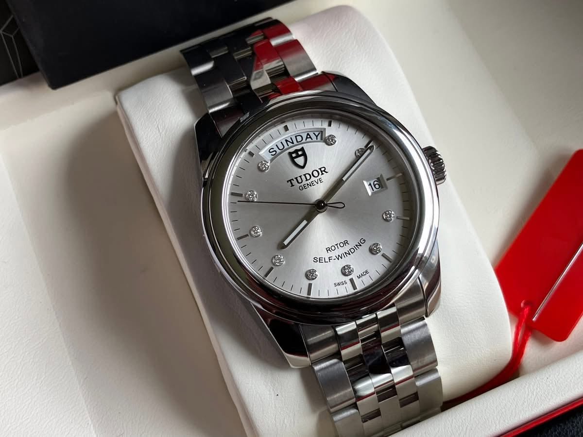 May be an image of wrist watch and text that says 'A3 SUNDAYI รง TUDOR GENEVE 16 16 ឆ្ 笑 SEL CLF-WINDIN ROTOR 3W MADE まに SAISS'