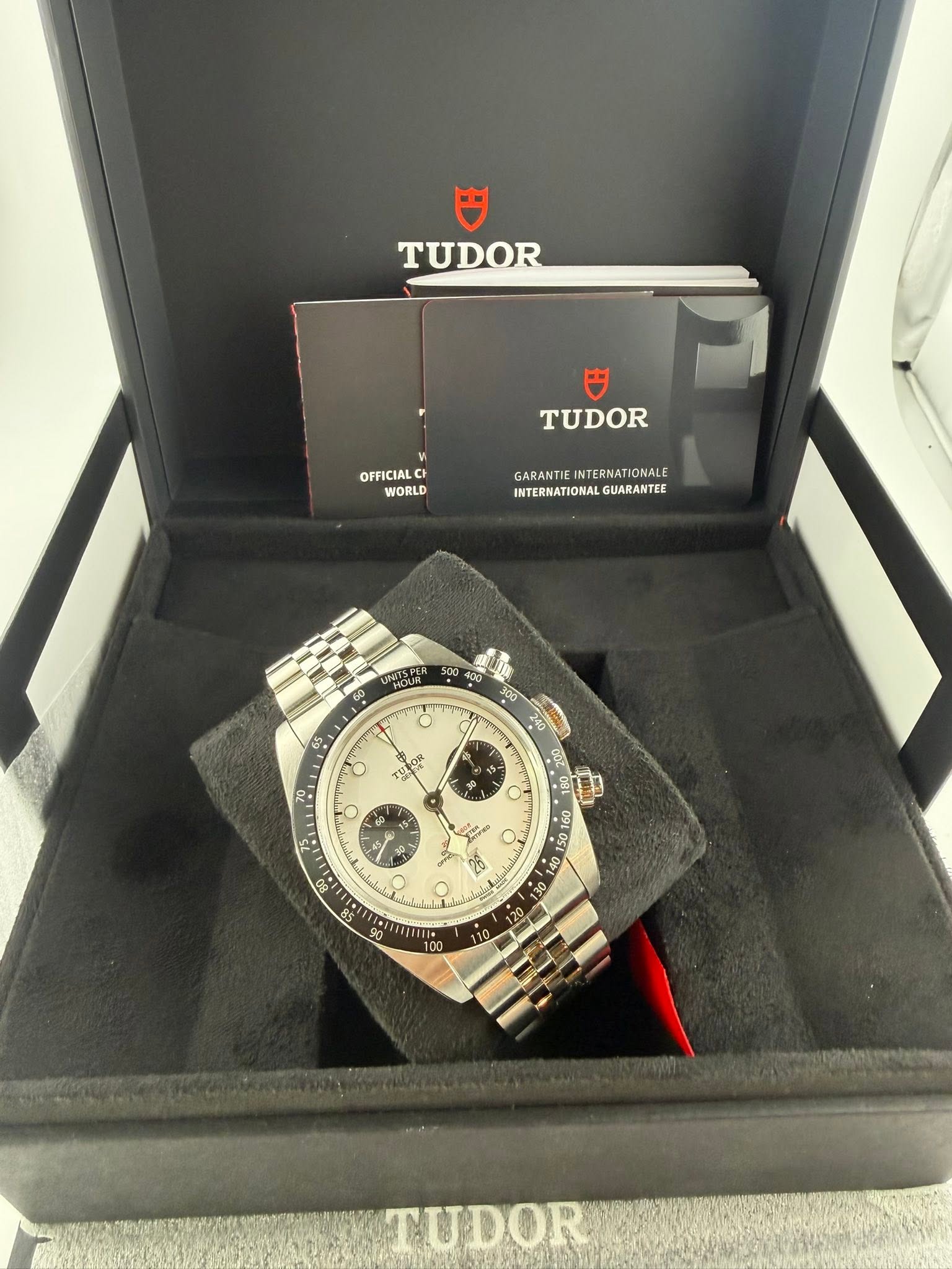 May be an image of wrist watch and text that says 'TUDOR TUDOR OFFICIAL c WORLD GARANTIE INTERNATIONALE GARANTIEINTERNATIONALE INTERNAT TIONALE INTERNATIONAL GUARANTEE HOUR 60 240…