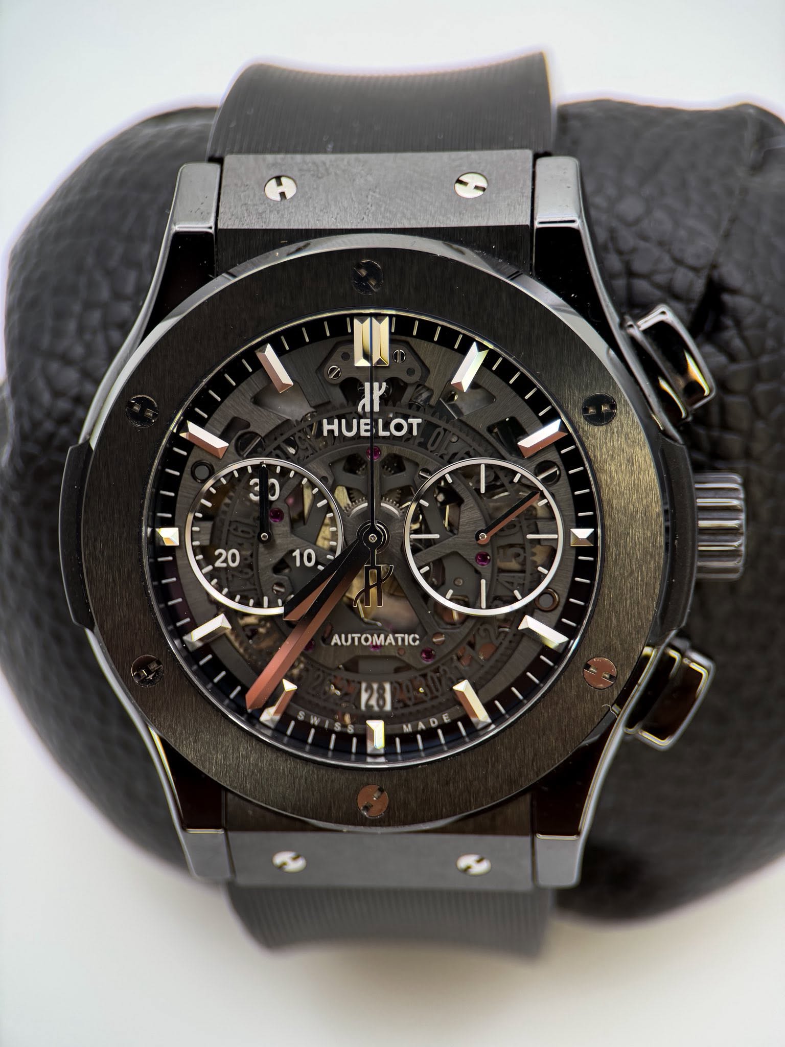 May be an image of wrist watch and text that says 'dr HUELOT LOT HUE 1 ၁ '