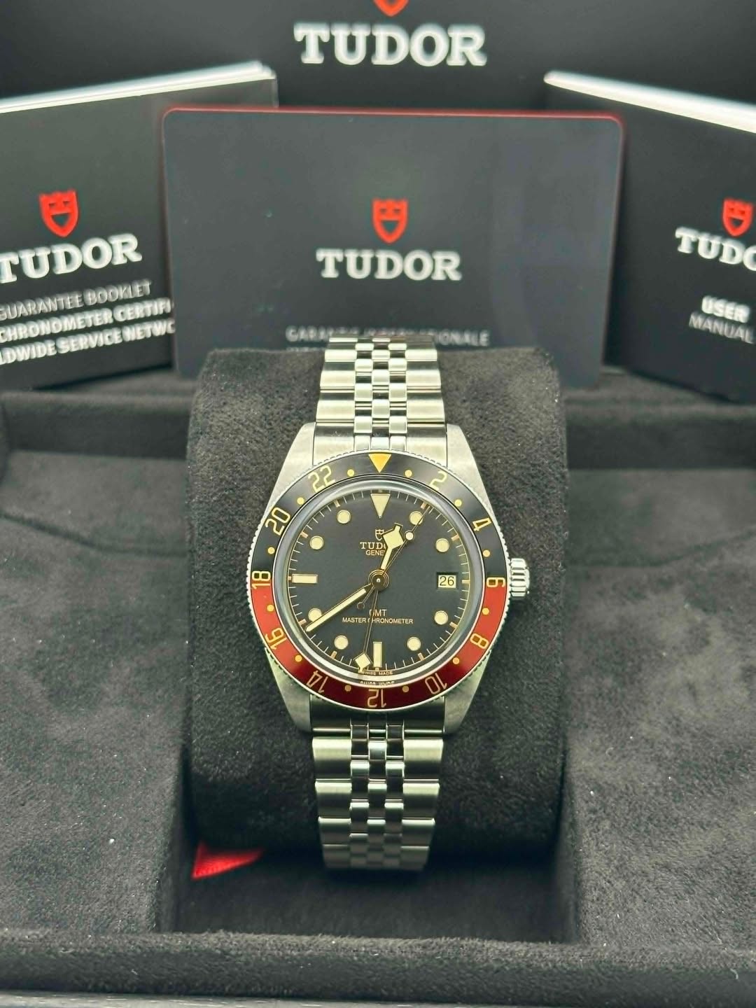 May be an image of wrist watch and text that says 'TUDOR ២ TUDOR BUARANTEE HRONOMETER UARANTEEBOOKLET CERTIF BOOKLET DWIDE SERVICE DESERVICEWETWC NETWC TUDOR 6트생활에에네로 HONALE GARA…