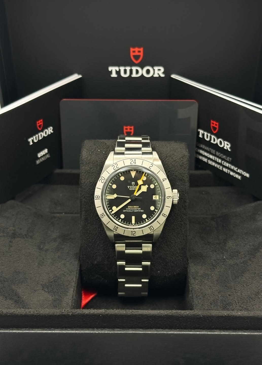 May be an image of wrist watch and text that says 'TUDOR TUDOR TUDOR USER ያ TUDOR TUDOR NIDE RONOMETER SERVICE CERTIFIC NETWORK SENNECEOMTICATON TION IDO り T 삶은 18 4 - 200m680 IR 6…
