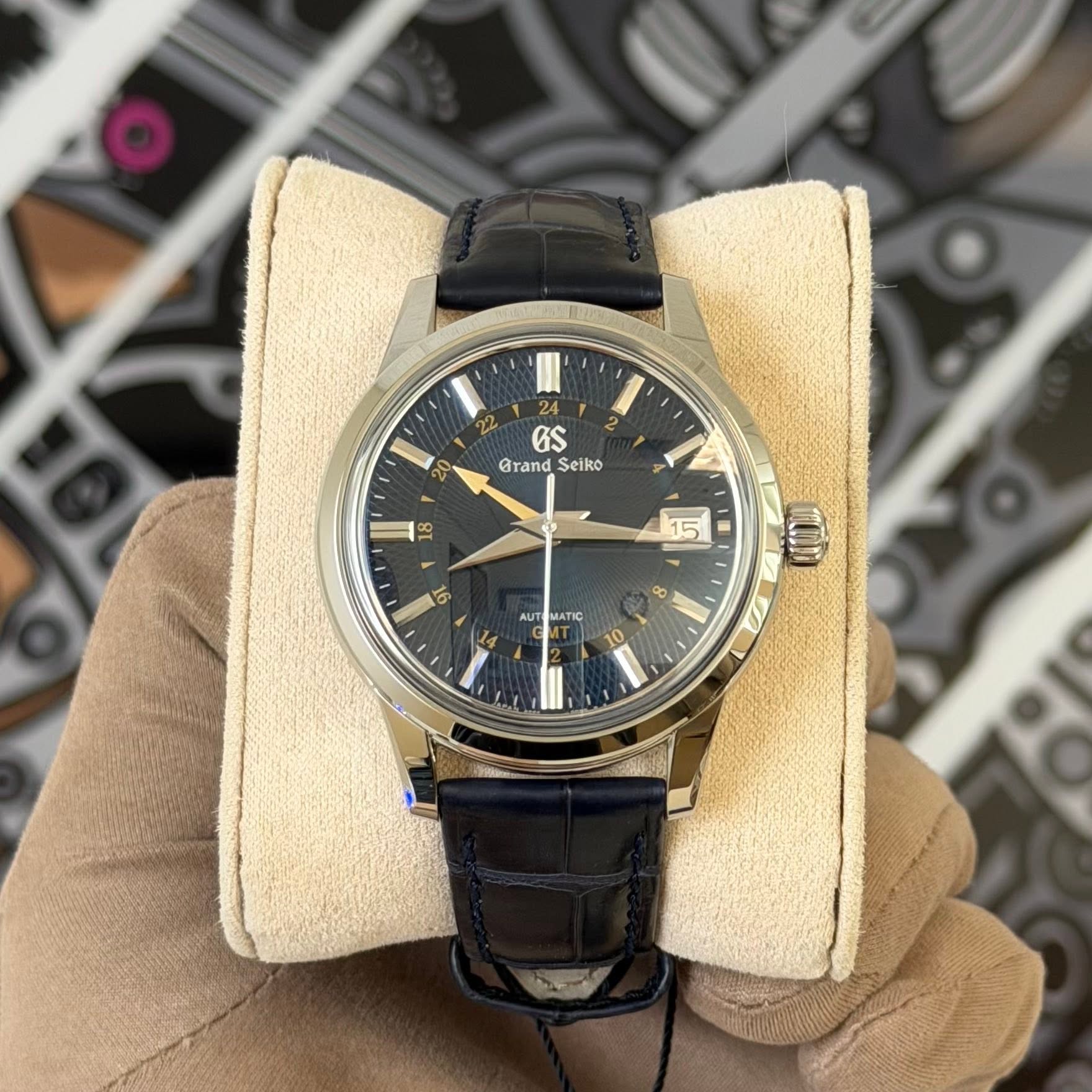 May be an image of wrist watch and text that says '22 24 GS Grand Seiko AUT AUTEMATIC MATIC 8 ወጣሊ ٥'