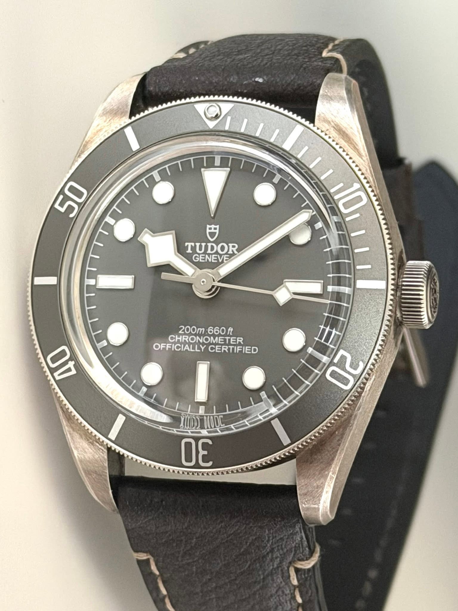 May be an image of wrist watch and text that says '50 円 TUDOR GENEVE 10 200m 660 u CHRONOMETER R CHRON TEF OFFICIALLY OFFICIALLYCERTIFIED CERTIFIED I 4O 20 DS'