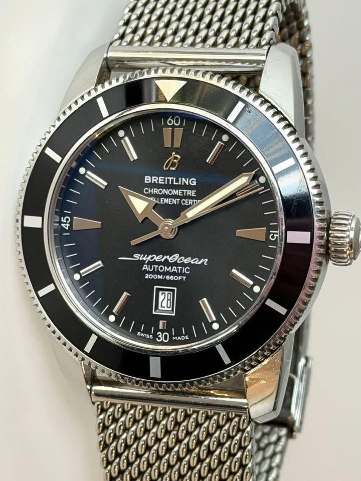 May be an image of wrist watch and text that says 'I 60 I お BREITLING CHRONOMETRE TRE CLLEMENT CERTI 1 45 15 superecean AUTOMATIC 200M/660FT 200M /660FT I 28 SWISS 30 MADE'