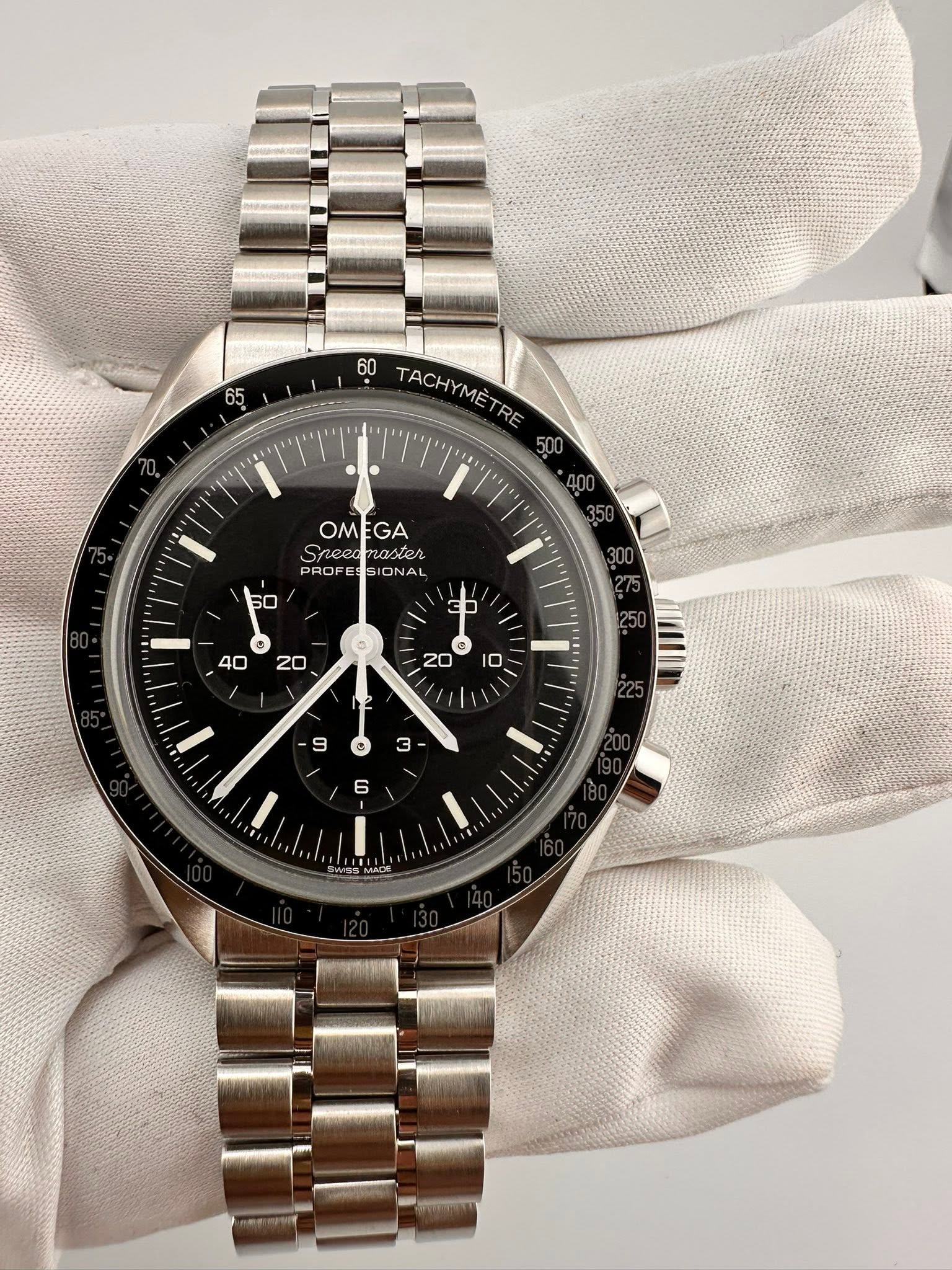May be an image of wrist watch and text that says '60 TACHYMÈTRE RE AHYM OMEGA GA OM Speed neeTa eaл Speeomaster moste axer / PROFE SI ONAL 50 O ١ 9 3 6 HT SIVSSMACE'