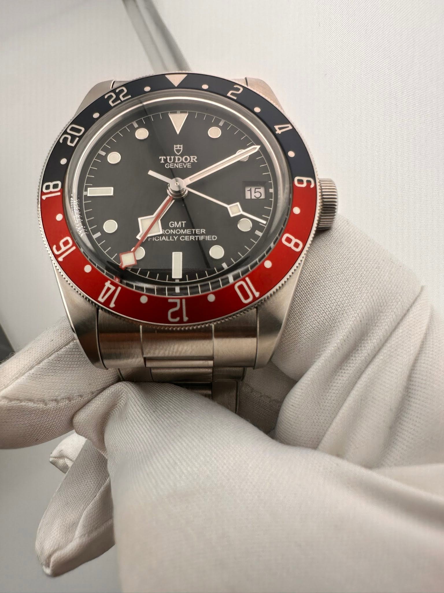 May be an image of wrist watch and text that says '22 2 20 円 TUDOR TUDO GENEVE GMT ONOME TER ICIALLY CERTIFIED CIALLYCERTIFIED ED '