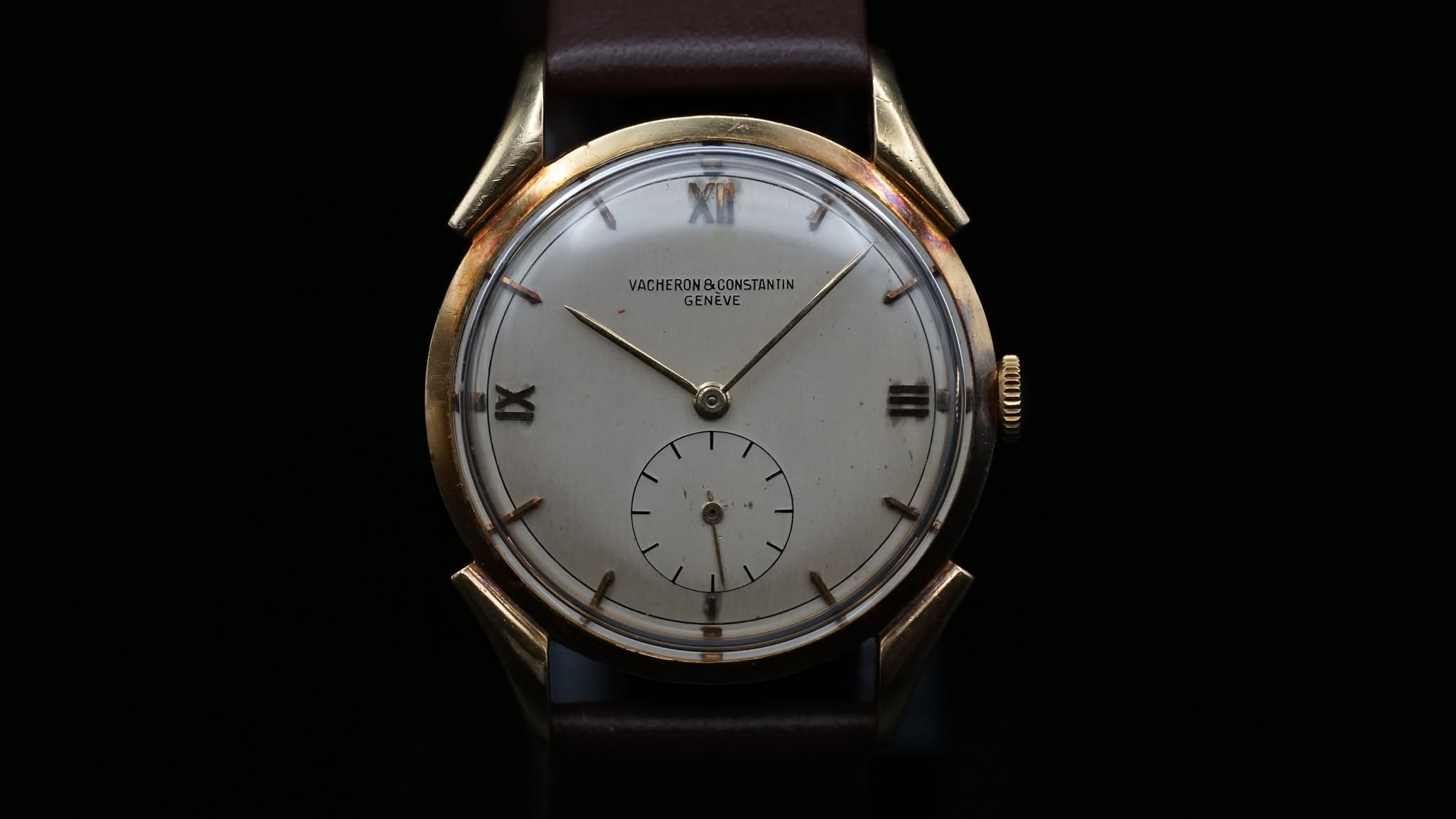 May be an image of wrist watch and text that says 'VACHERON&CONSTANEIN VACHERONE CONSTANTIN GENEVE (EC00'