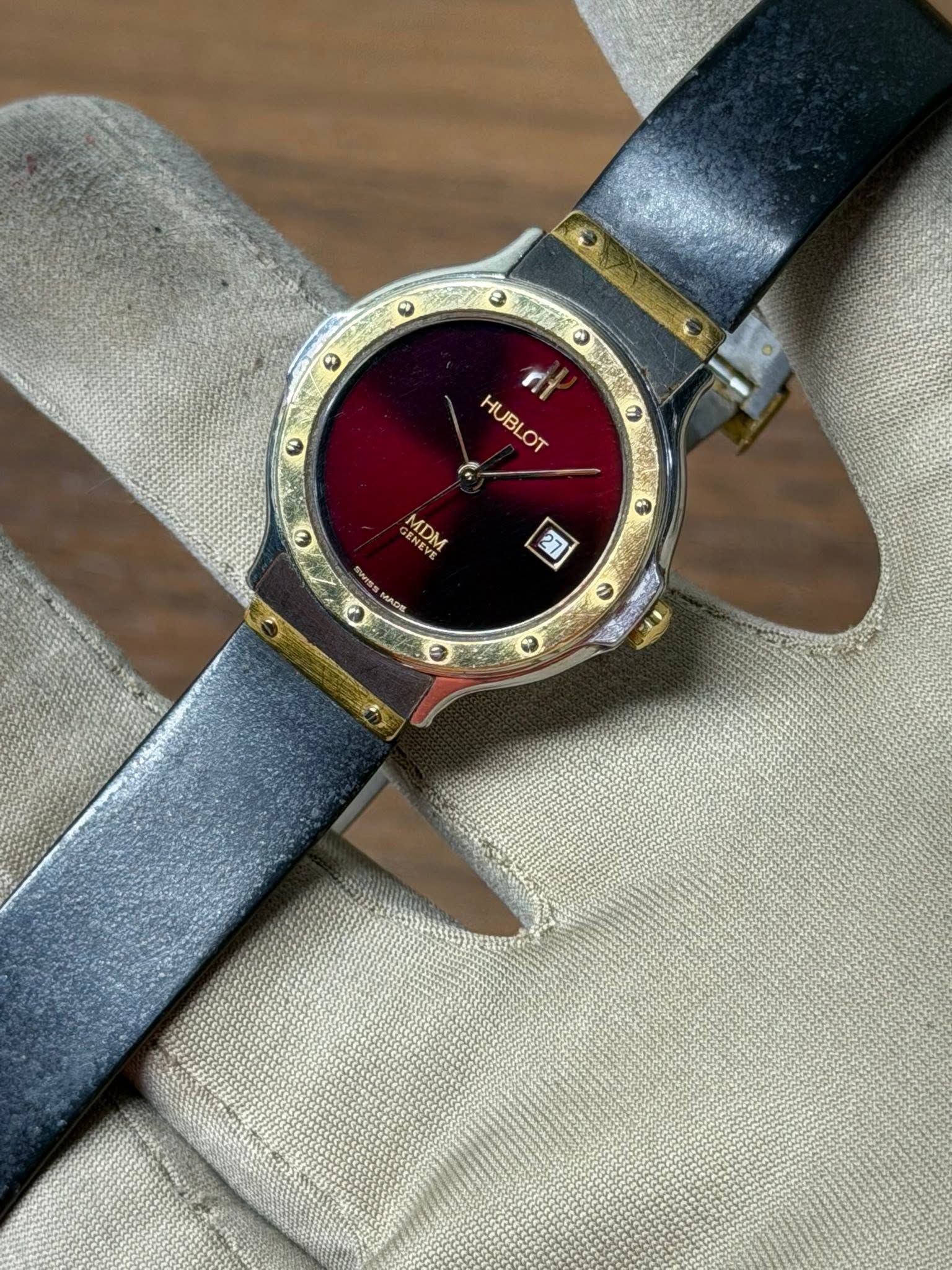 May be an image of digital watch and text that says 'アンッン မ HUBLOT HUE HUBLOT rit MDM GENEY MDM ENEVE 27 ® D'