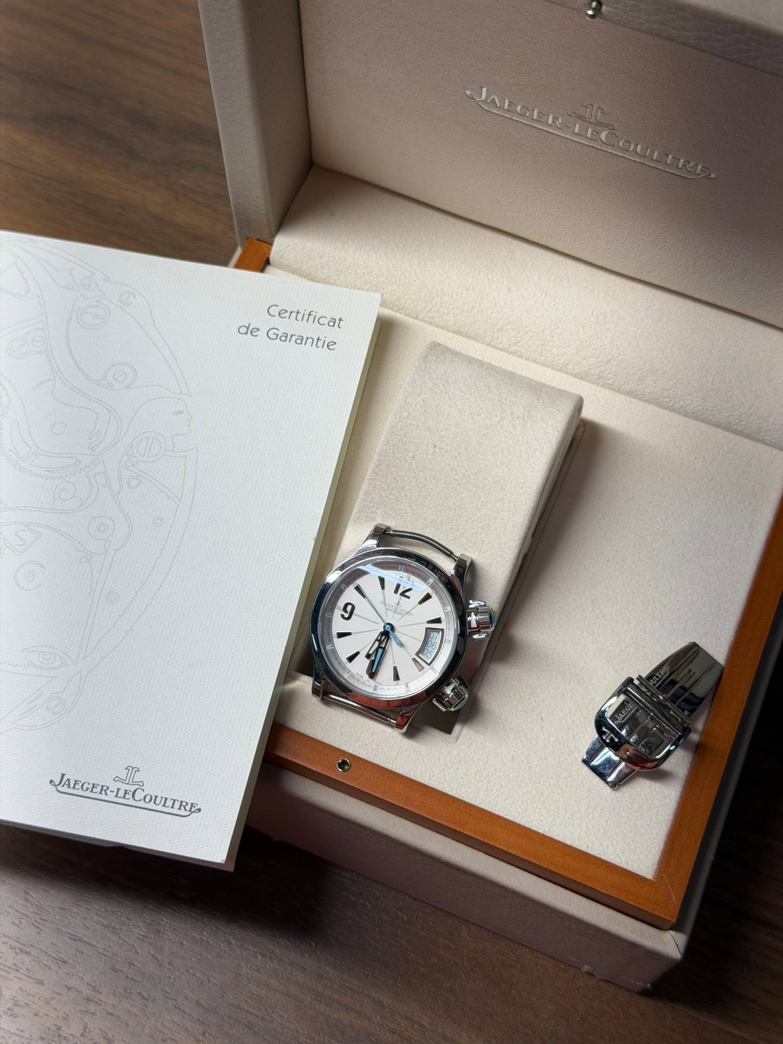 May be an image of wrist watch and text that says 'de Certificat Garantie 12 9 JAEGER- JAEGER-LECOULTRE Jreaee-couy J COULTRE 그'