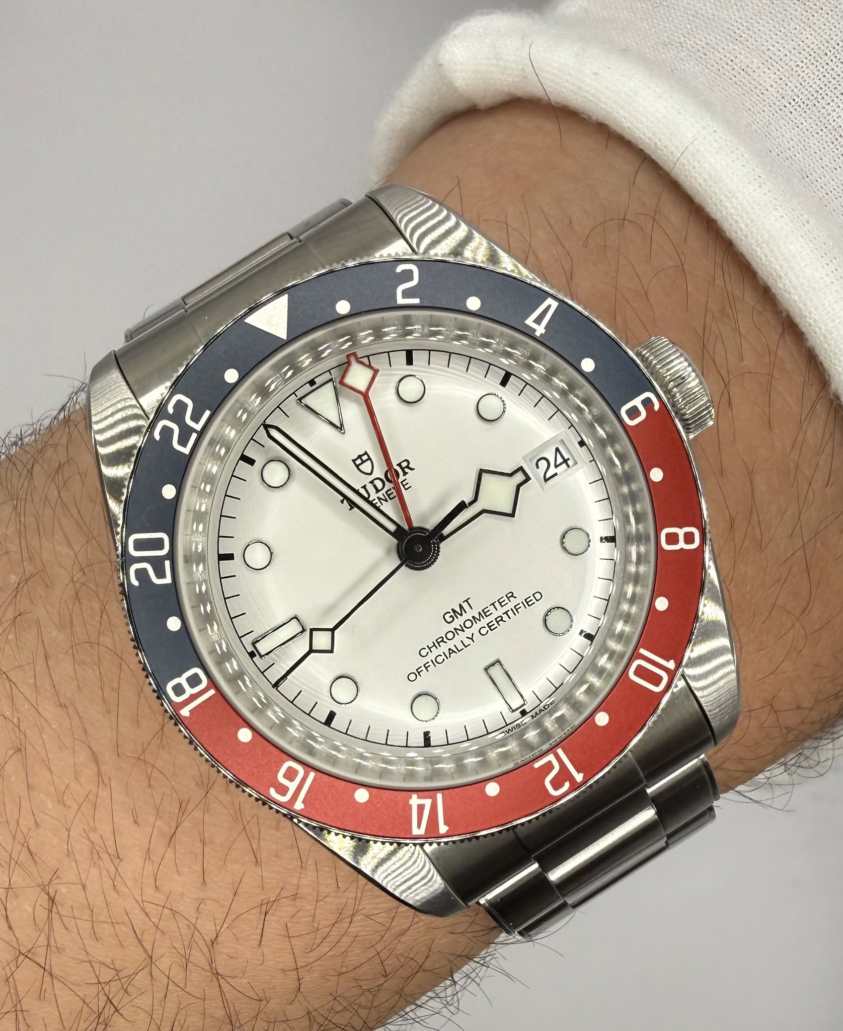 May be an image of wrist watch and text that says 'sEs 2 4 22 Gites 6 UDOR לכן M 18 GMT OFFICIALLY D CHRONON METER CERT CERTIFIED IED 12 0 16 uor 14 M'