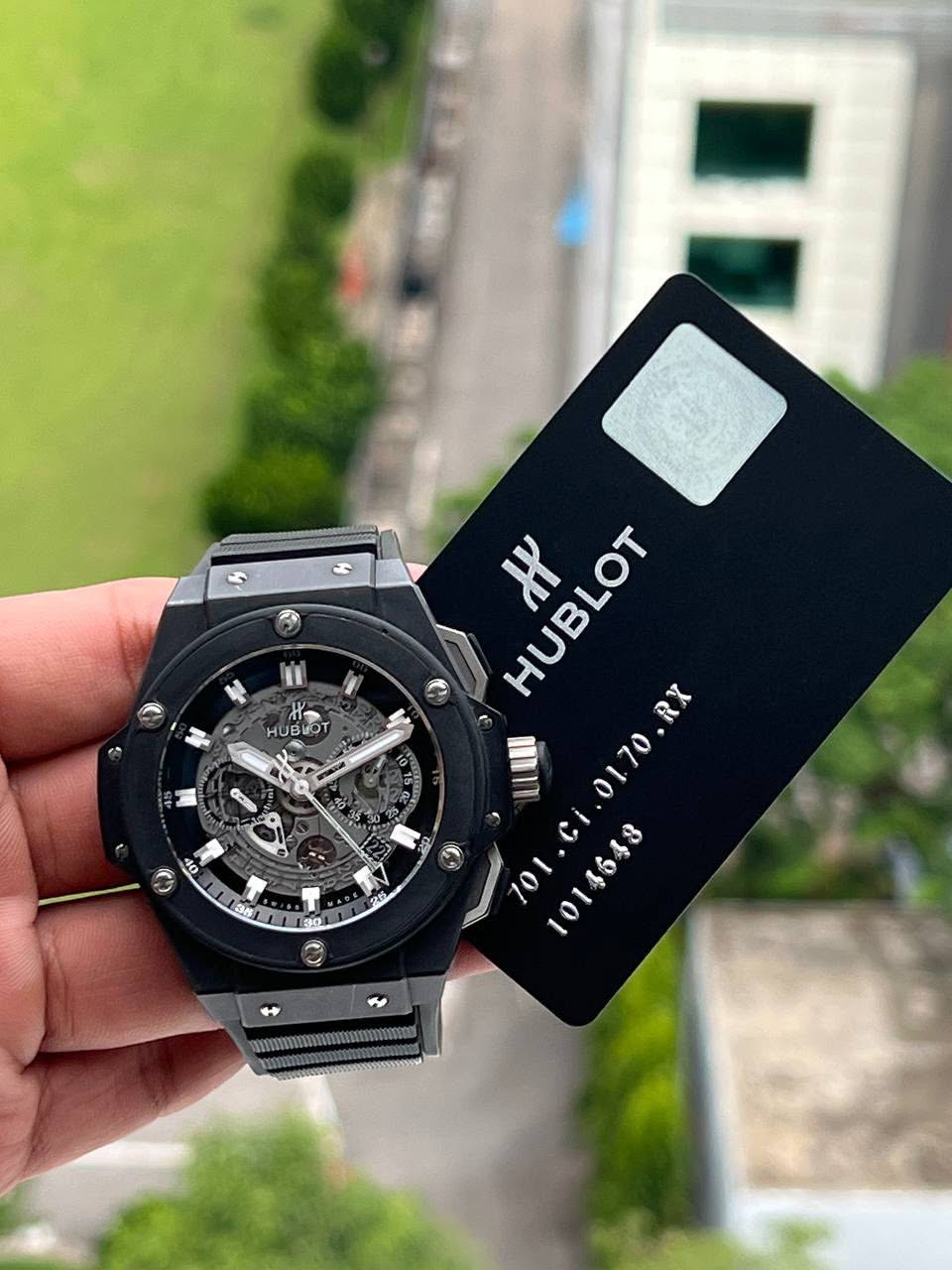 May be an image of digital watch and text that says 'HUBLO 4O A X HUBLOT 01.70.R RX I0 枚) 30 W'