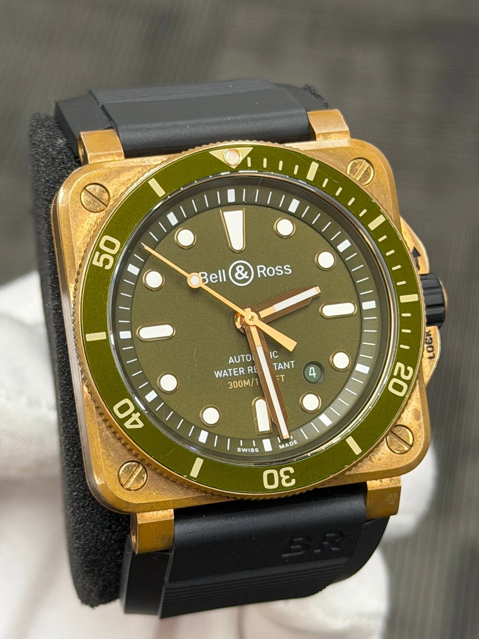 May be an image of digital watch and text that says '50 Bell Ross IC TANT ET AUTO WATER RE 300M/1 4 ฝิ 100 LOCK D 20 40 MADE 0WISS σε'