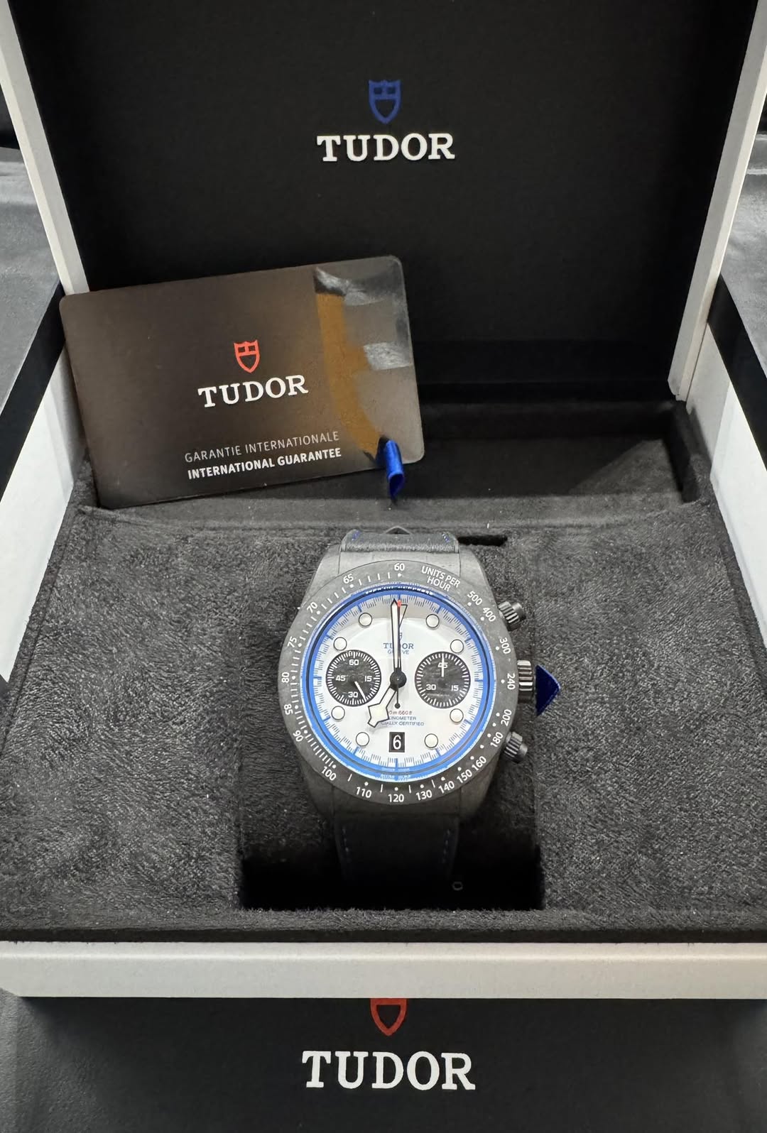 May be an image of wrist watch and text that says 'TUDOR TUDOR GARANTIE GARANTIEINTERNATIONALE INTERNATIONALGUARANTEE INTERNATIONALE GUARANTEE INTERNATIONAL 65 70 매! れ 正 -30 E u…
