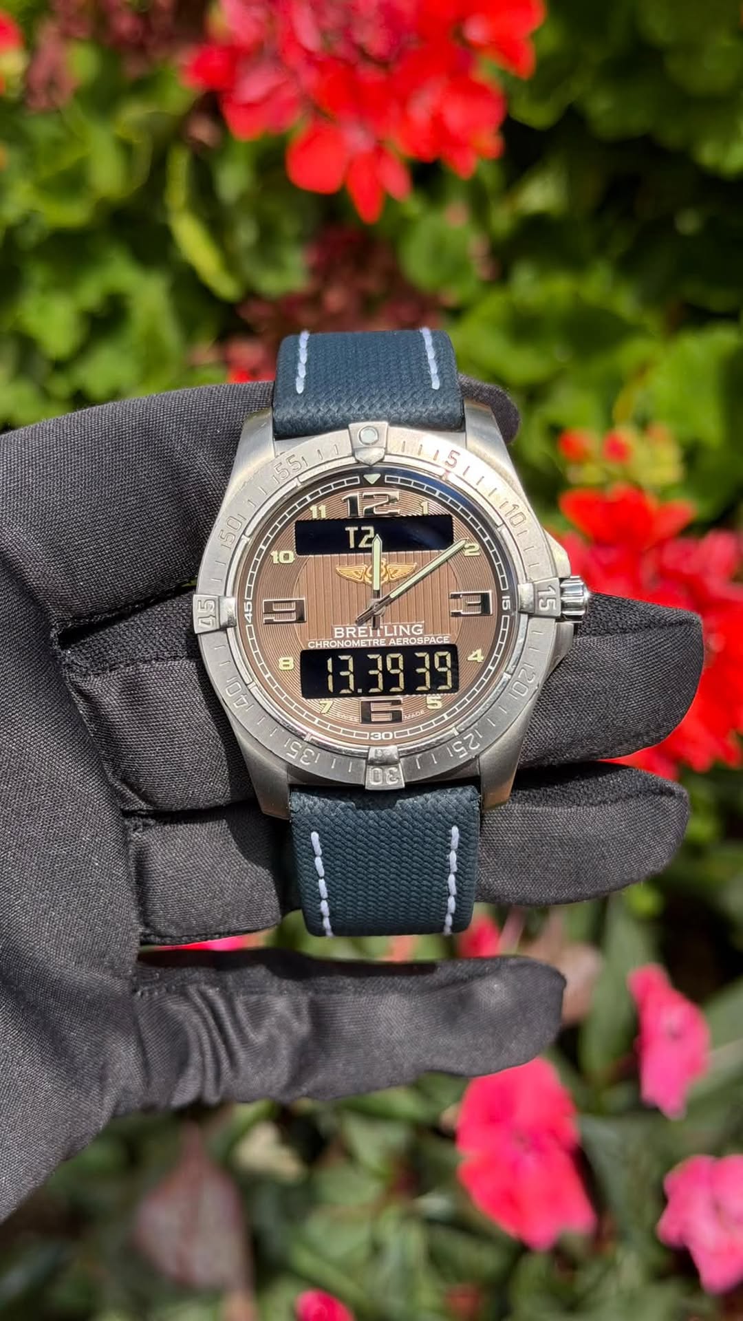 May be an image of wrist watch and text that says 'T2 ሻ O BREI AEROSP BRELLING SPACE BREHLING CHRONG B W 6 5 30℃ S DE! 0a 35 C2'