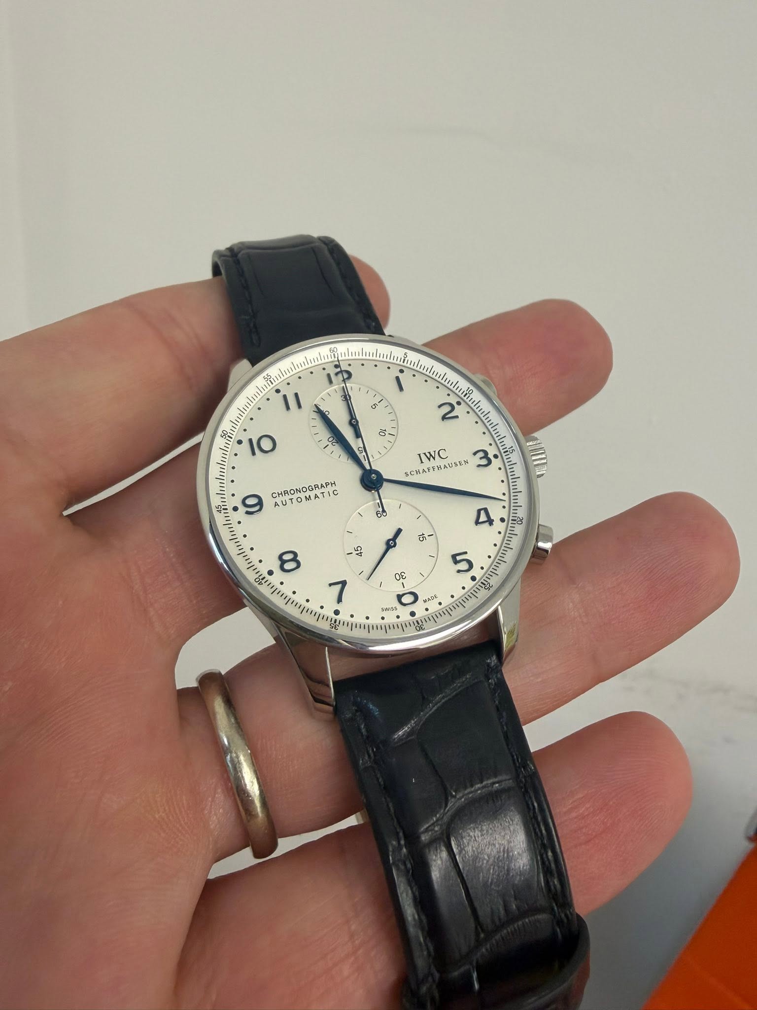 May be an image of wrist watch and text that says '9 6 2 さ - 10 IWC CHAPTHAUSEN 3 o AUTOM CHRONOGRAPH AUTOMATIC na 45 8 ថ- 5 0E 7 LOA'