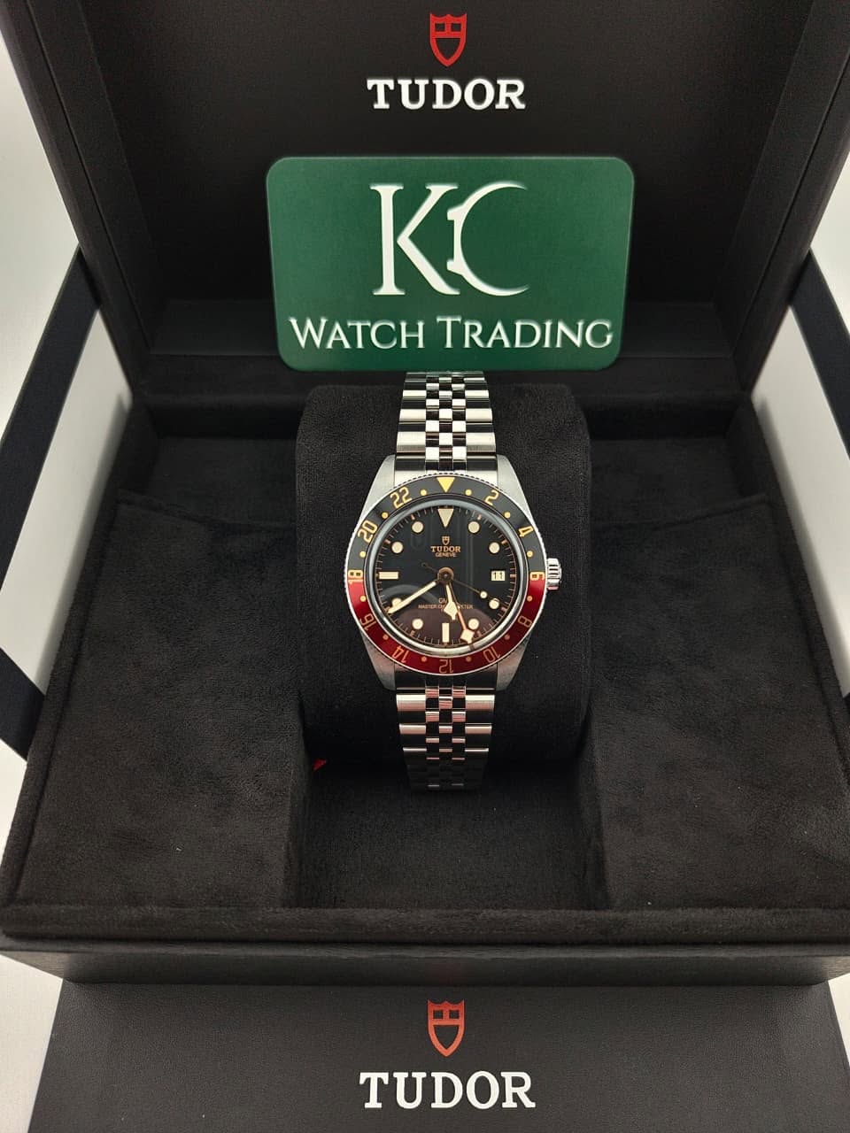 May be an image of wrist watch and text that says 'TUDOR KC WATCHTRADING WATCH TRADING TIFOR n D 圖 0 UII TUDOR'