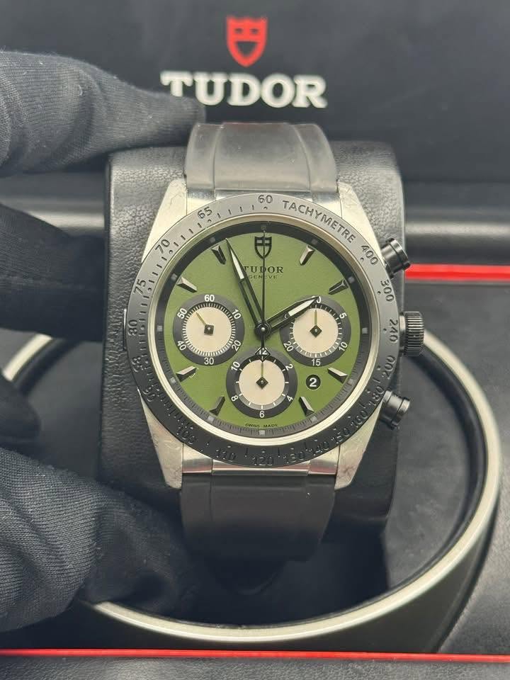 May be an image of wrist watch and text that says 'TUDOR 65 70 UDOR OR TACHyMEE TACHYMETRE 400 000 ονr 00 10 J O 5 0 HENN ETE Sness MADE'