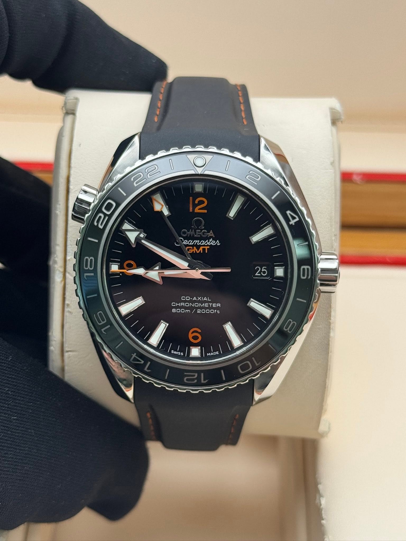 May be an image of wrist watch and text that says '20 / 22 22 20 ١ 8 2 | 4 eoTaлTe I 25 م CO-AXIAL GHEONOMETER AXIA CO CHA CHRON CT HRONOMETE ONOMETER TER 600m 000m/2000 2000fg…