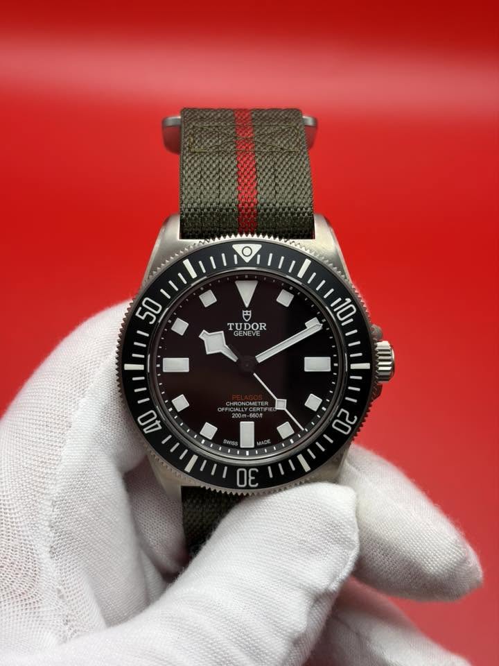 May be an image of wrist watch and text that says '50 円 TUD TUDOR 10 CHRONOME 40 20 30'