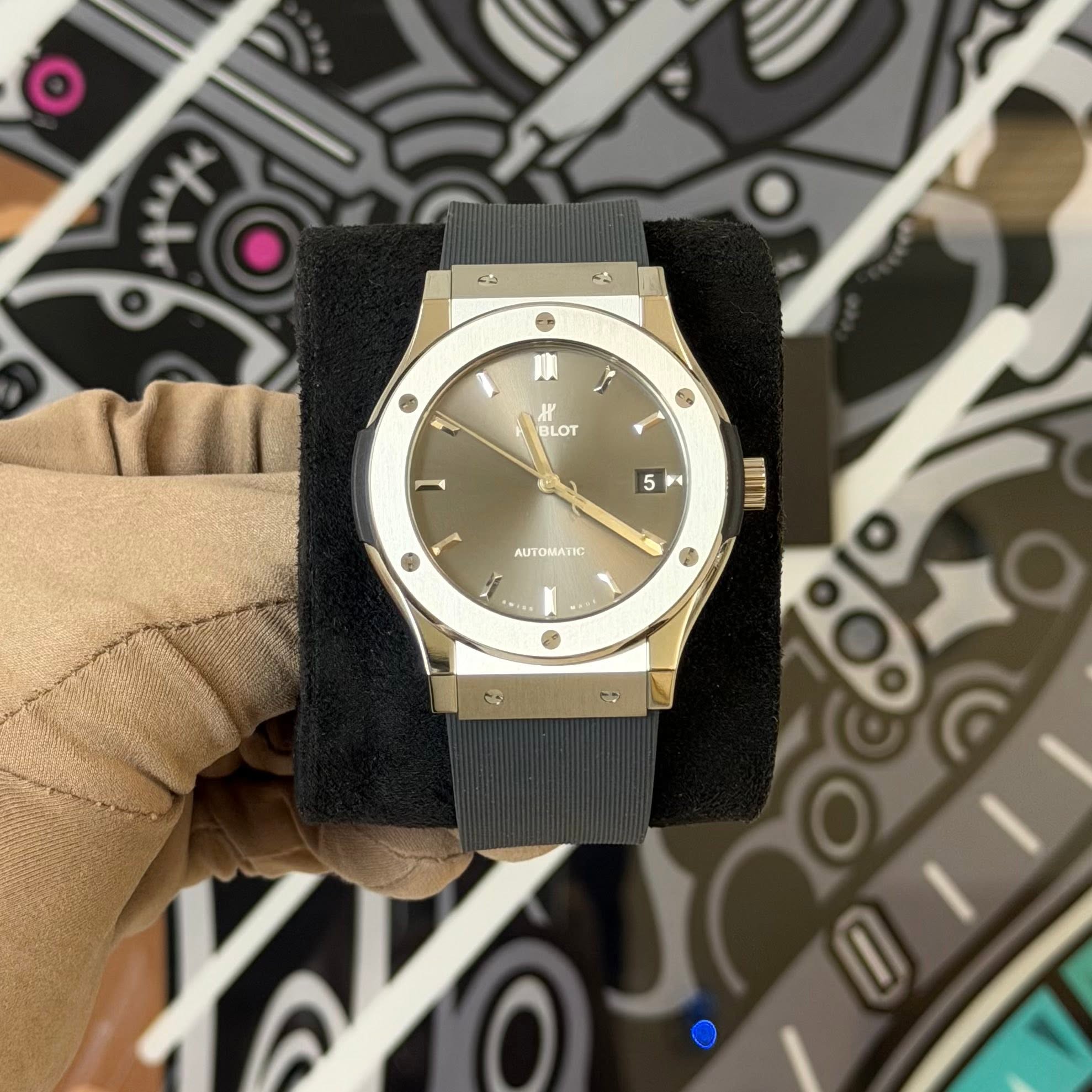 May be an image of wrist watch and text that says 'دی ® ٣٢ BLOT ® 5 P । AUTOMATIC ٥1 Y'